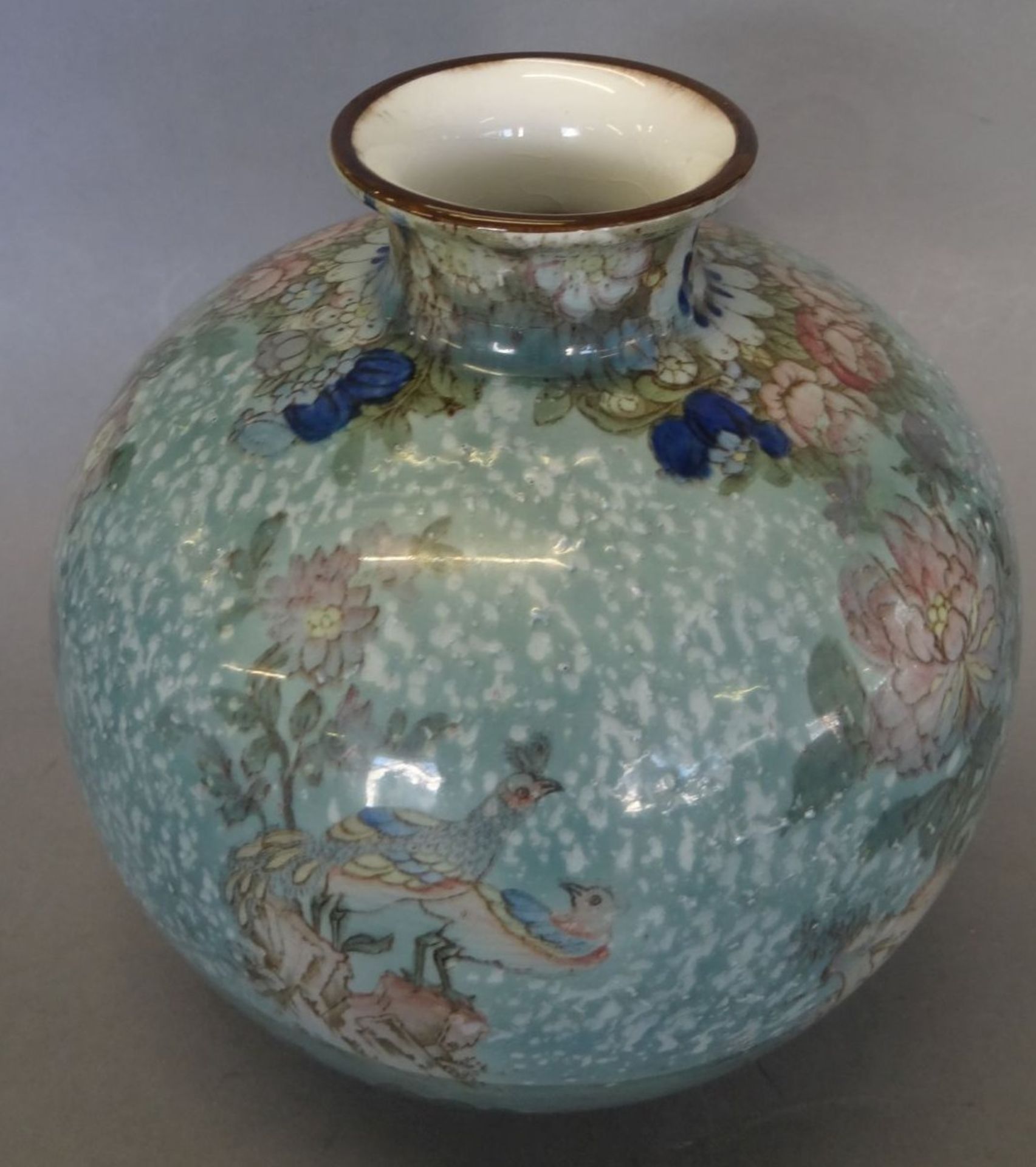 bauchige Vase, fein bemalt mit Vogelpaar und Blumen, in Boden undeutliche Pressmarke und div. - Bild 3 aus 6