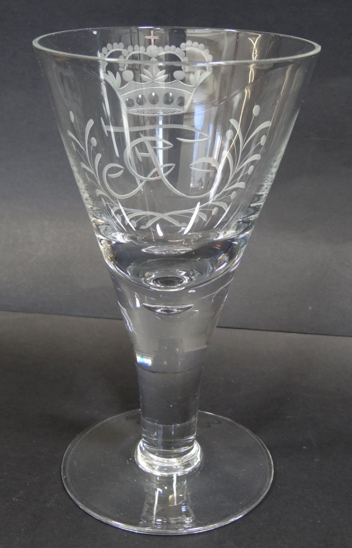 Pokalglas mit Krone und FR Monogramm, H-17 cm, D-9 cm - Bild 2 aus 5