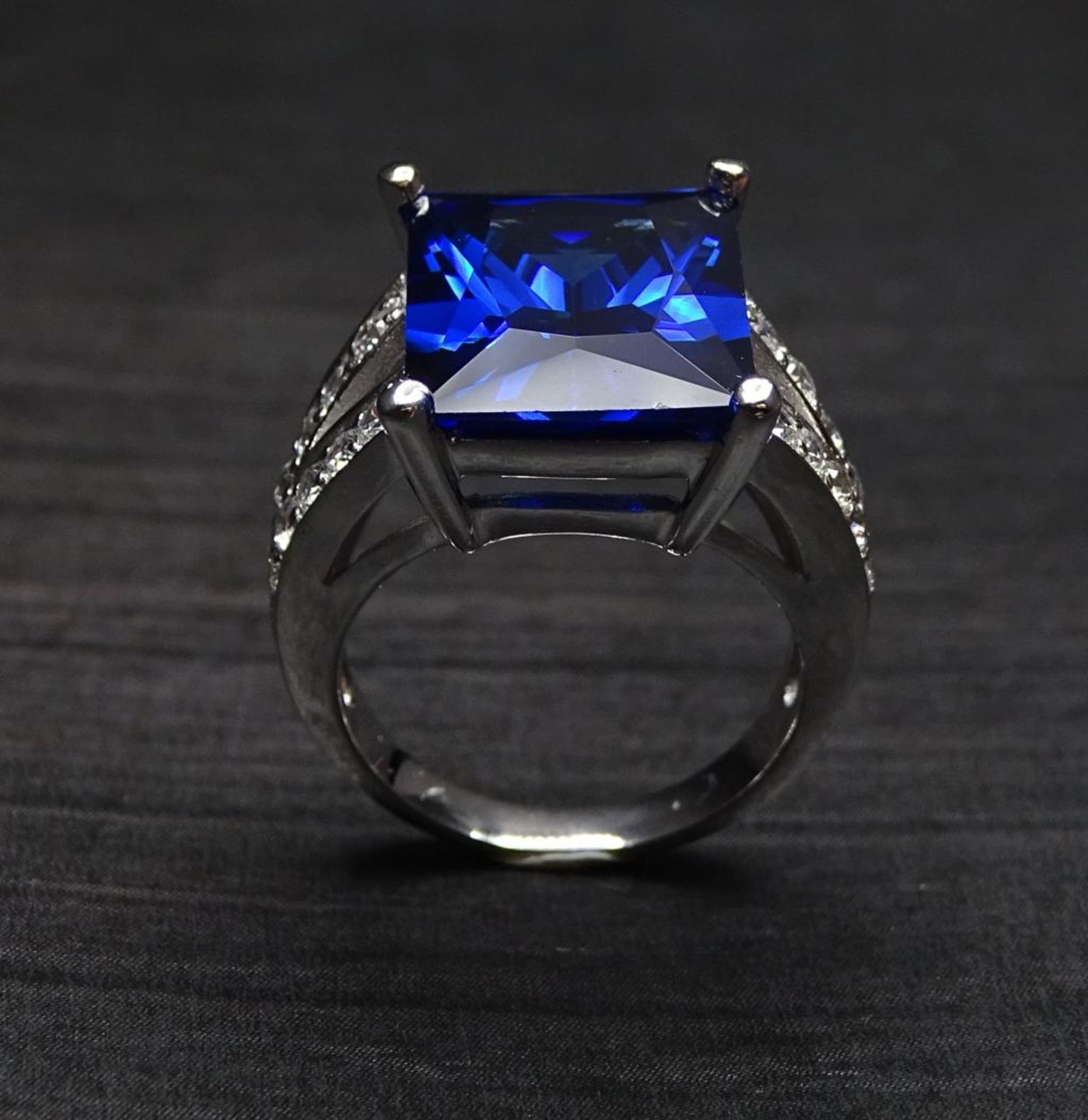 Juweliersauflösung: Massiver Sterling Silber Ring 925/000,mit Zirkonia und einen blauen facettierten - Bild 5 aus 6