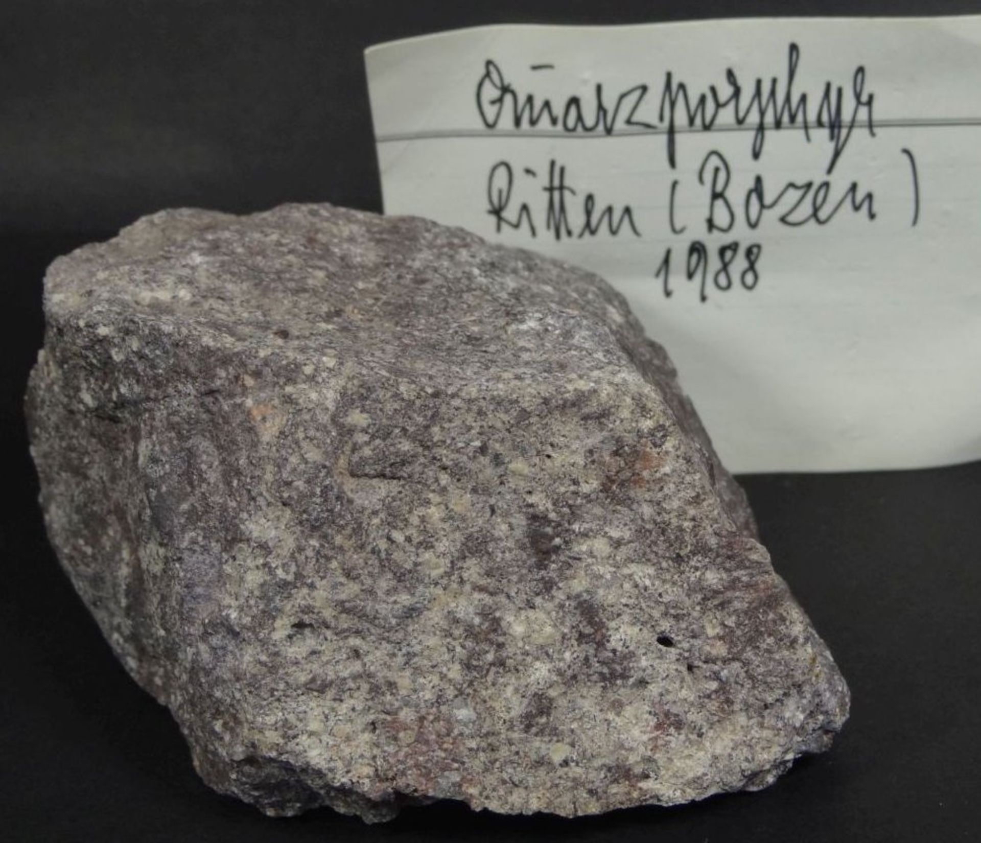 grosses Stück Mineral/Stein?, "Quarzphosphor" Fundort Bozen, 11x8x6 c