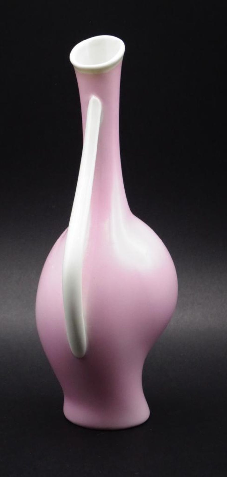 Henkelvase "Rosenthal" sog. Schwangere Luise, um 1950, sign. F. Heidenreich, weiss/pink, H-18 cm - Bild 4 aus 6