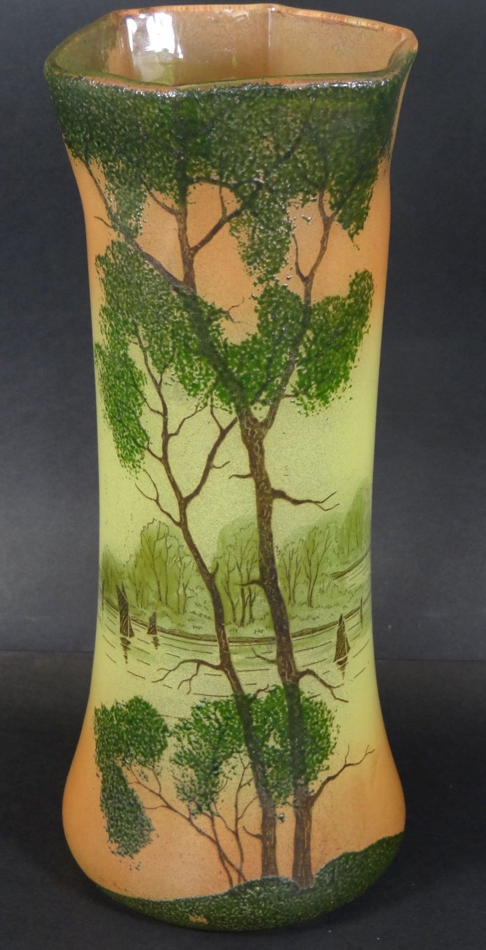 hohe Kunstglas-Vase, bemalt mit Seelandschaft, H-27 cm
