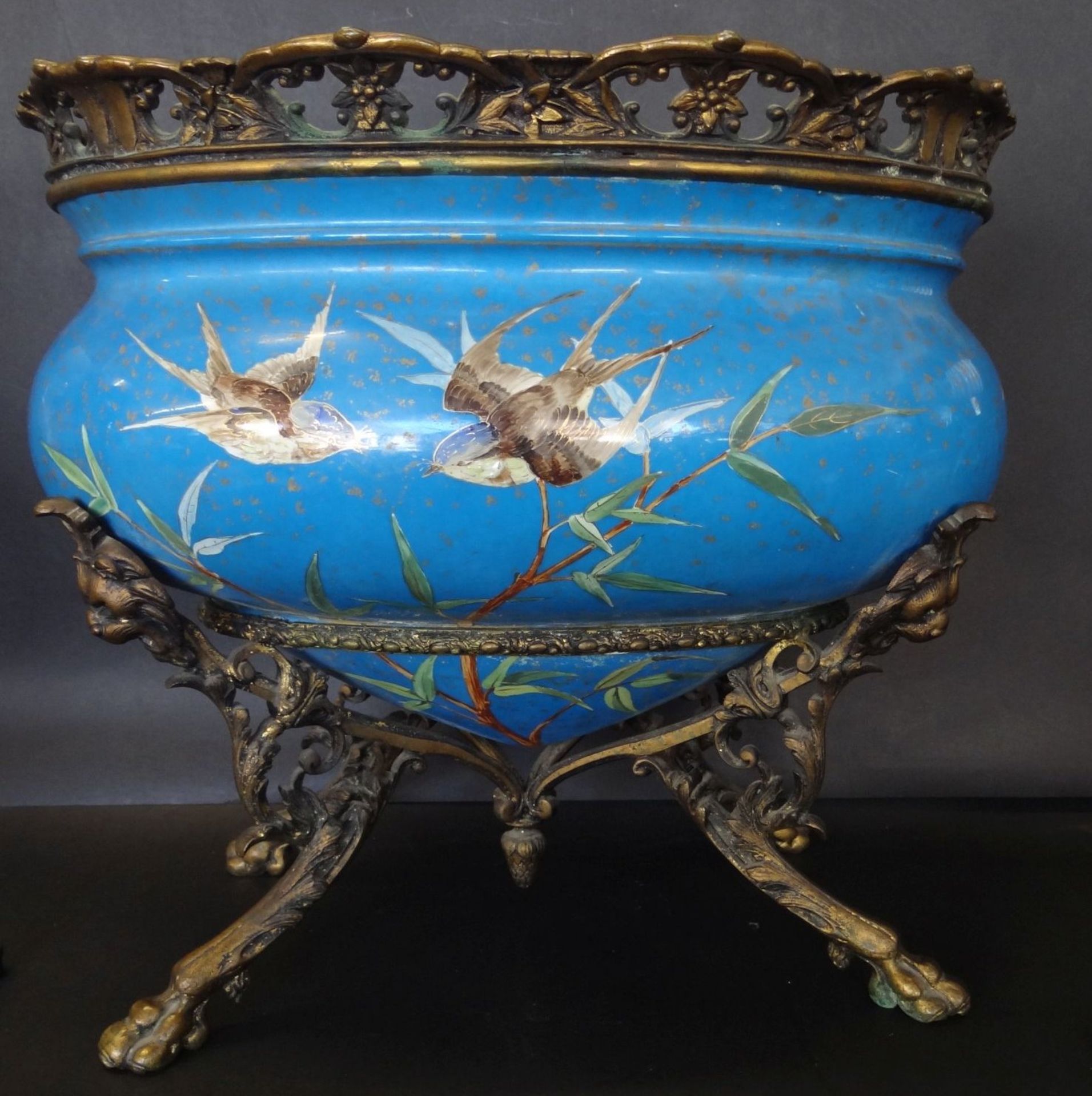 grosse Jardiniere mit Bronze-Rand und Bronzestand, wohl Frankreich um 1850, aufwendig umlaufend - Bild 5 aus 10