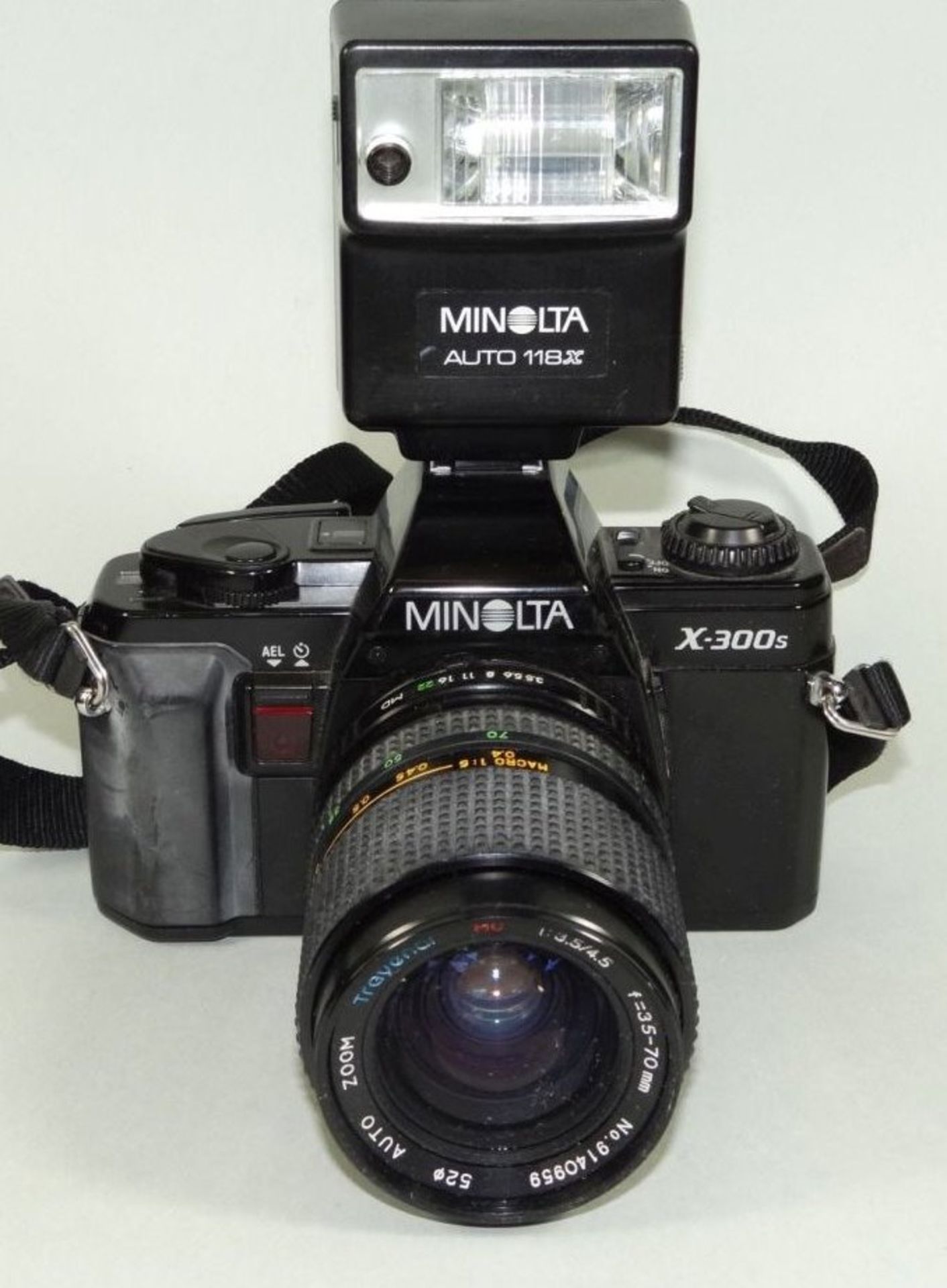Spiegelreflex "Minolta X-300s" mit Blitzlicht
