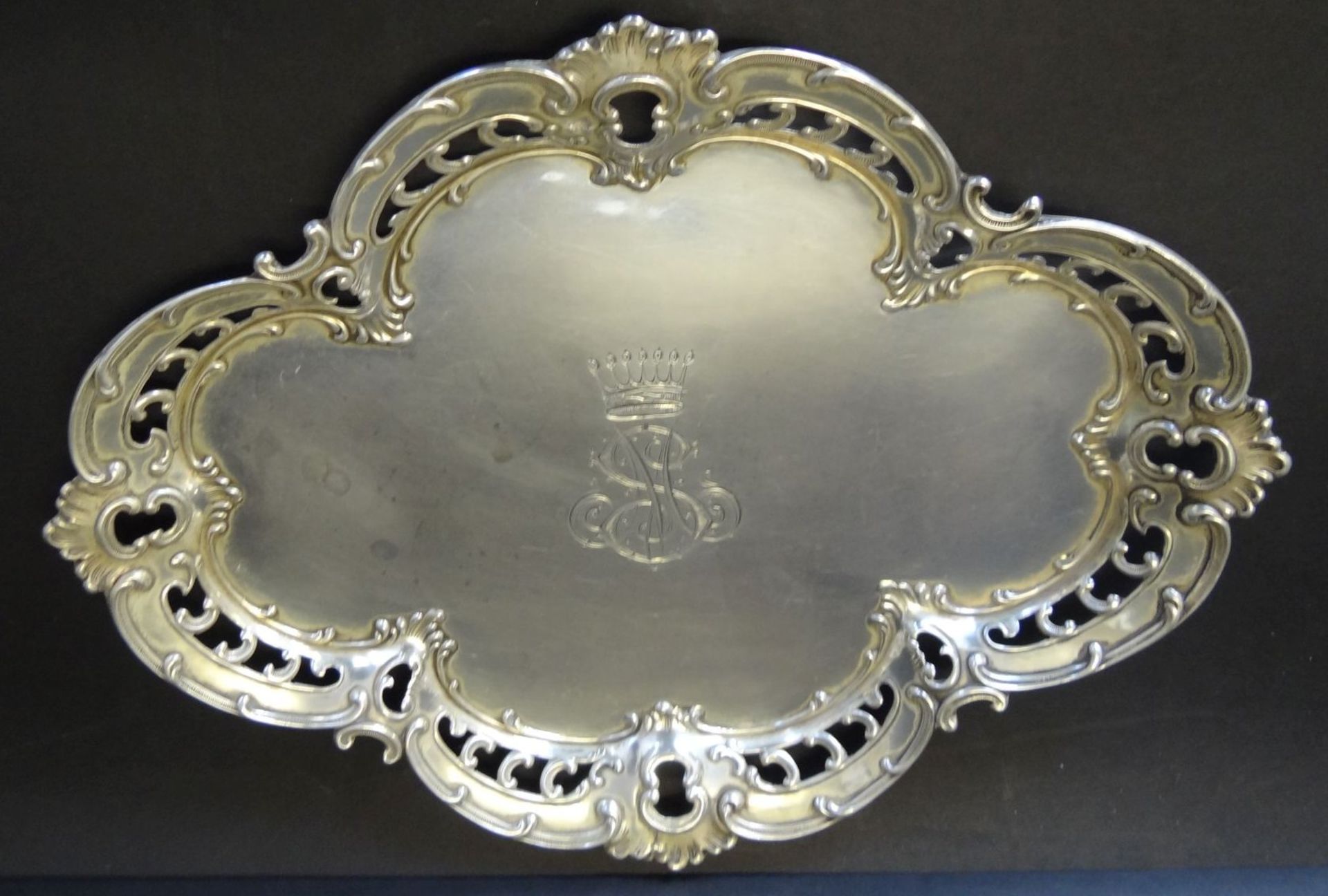 massive Silberplatte-800-, mittig Ziermonogramm und Adelskrone, 22x28 cm, 273 gr., guter Zustand - Bild 3 aus 6