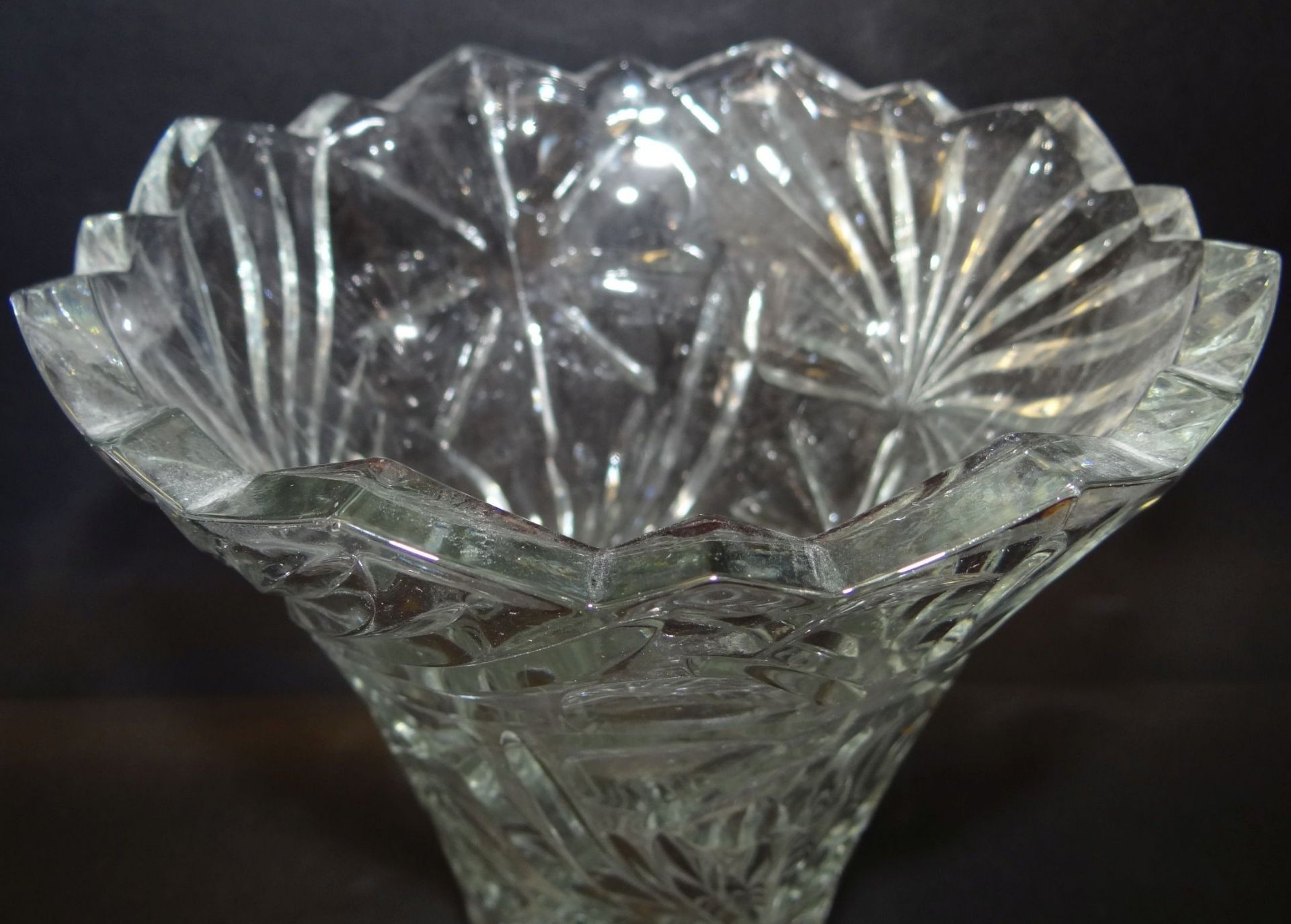 hohe Presskristall-Vase, H-27 cm, D-18 cm - Bild 3 aus 3