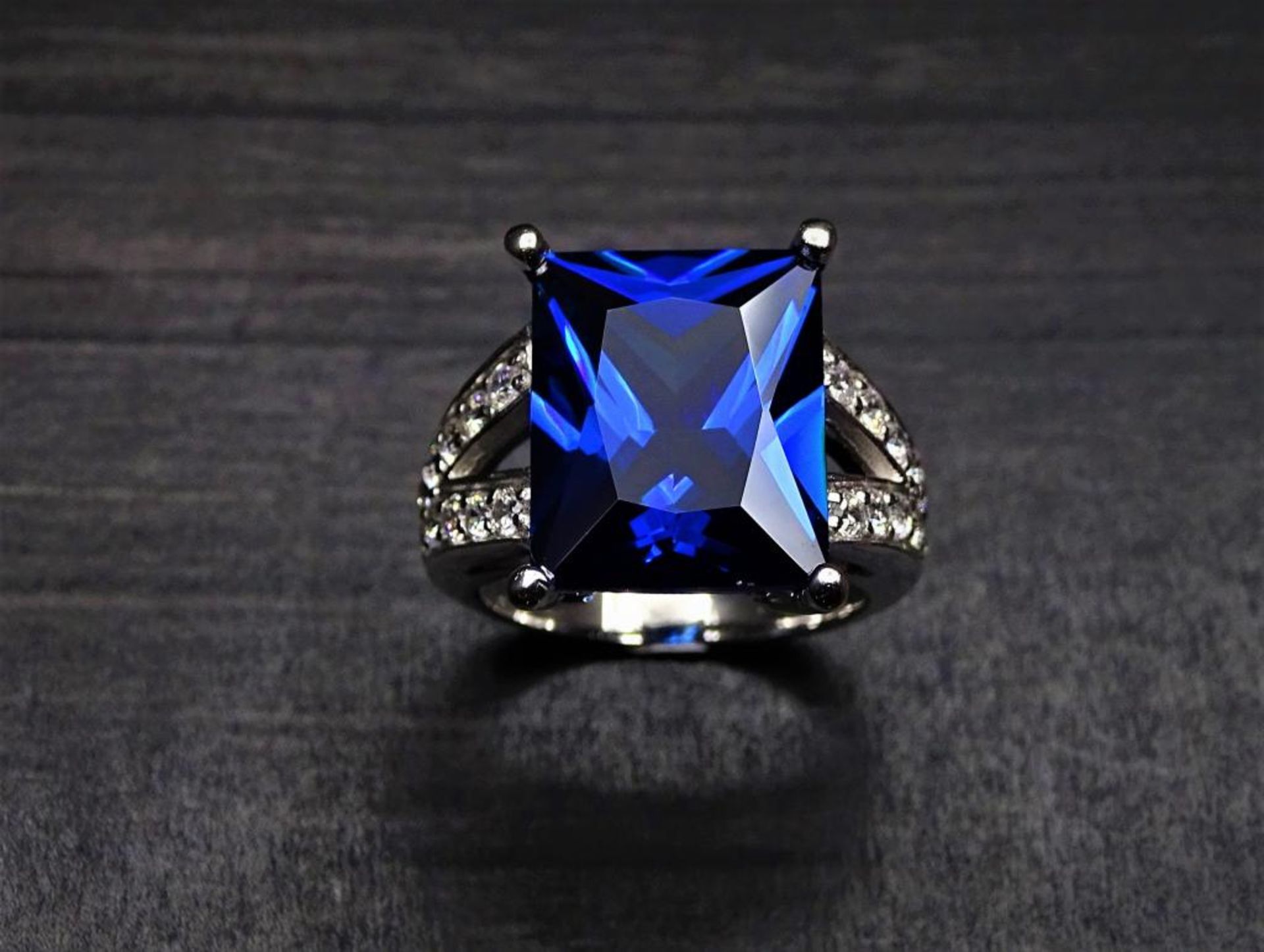 Juweliersauflösung: Massiver Sterling Silber Ring 925/000,mit Zirkonia und einen blauen facettierten - Bild 3 aus 6