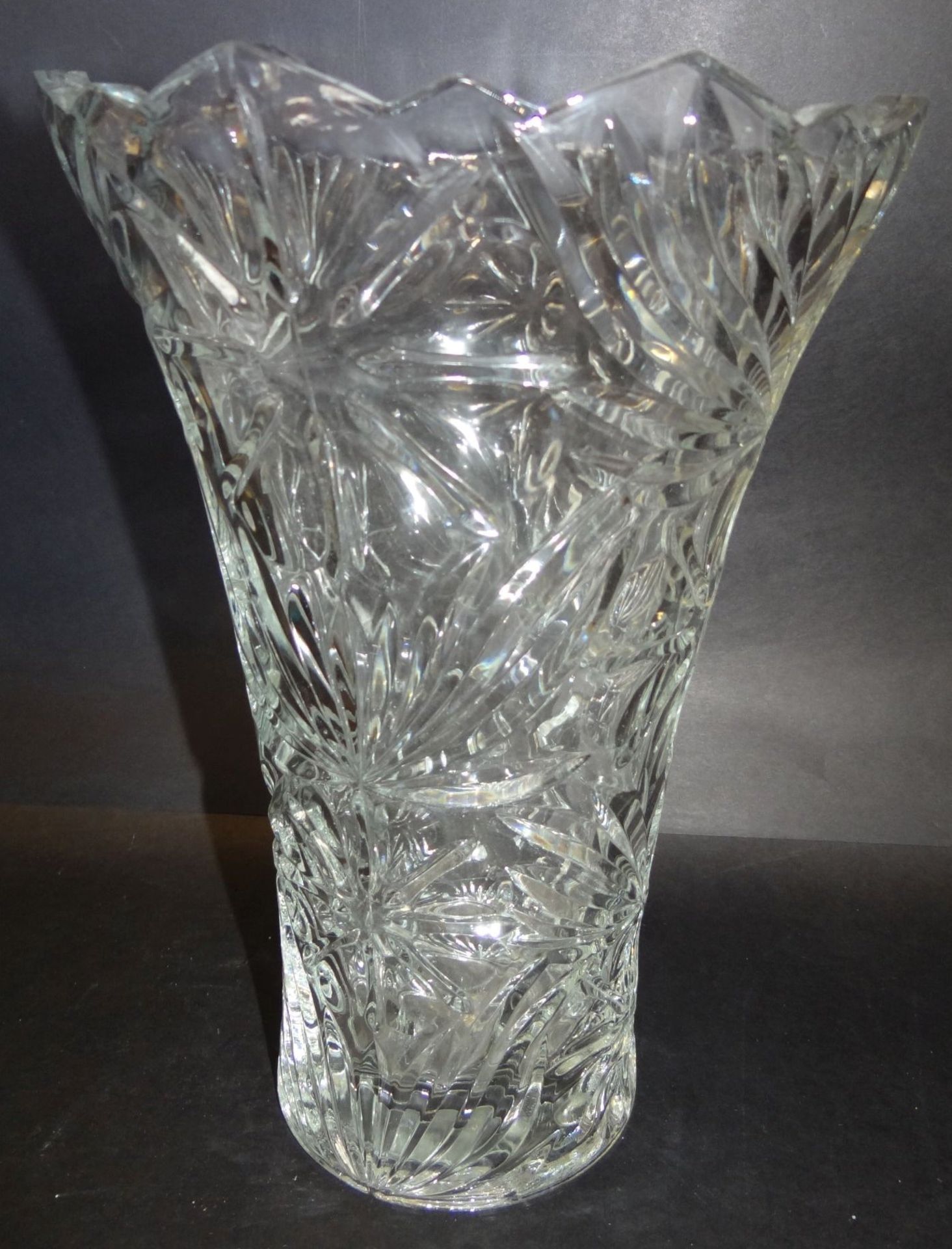 hohe Presskristall-Vase, H-27 cm, D-18 cm