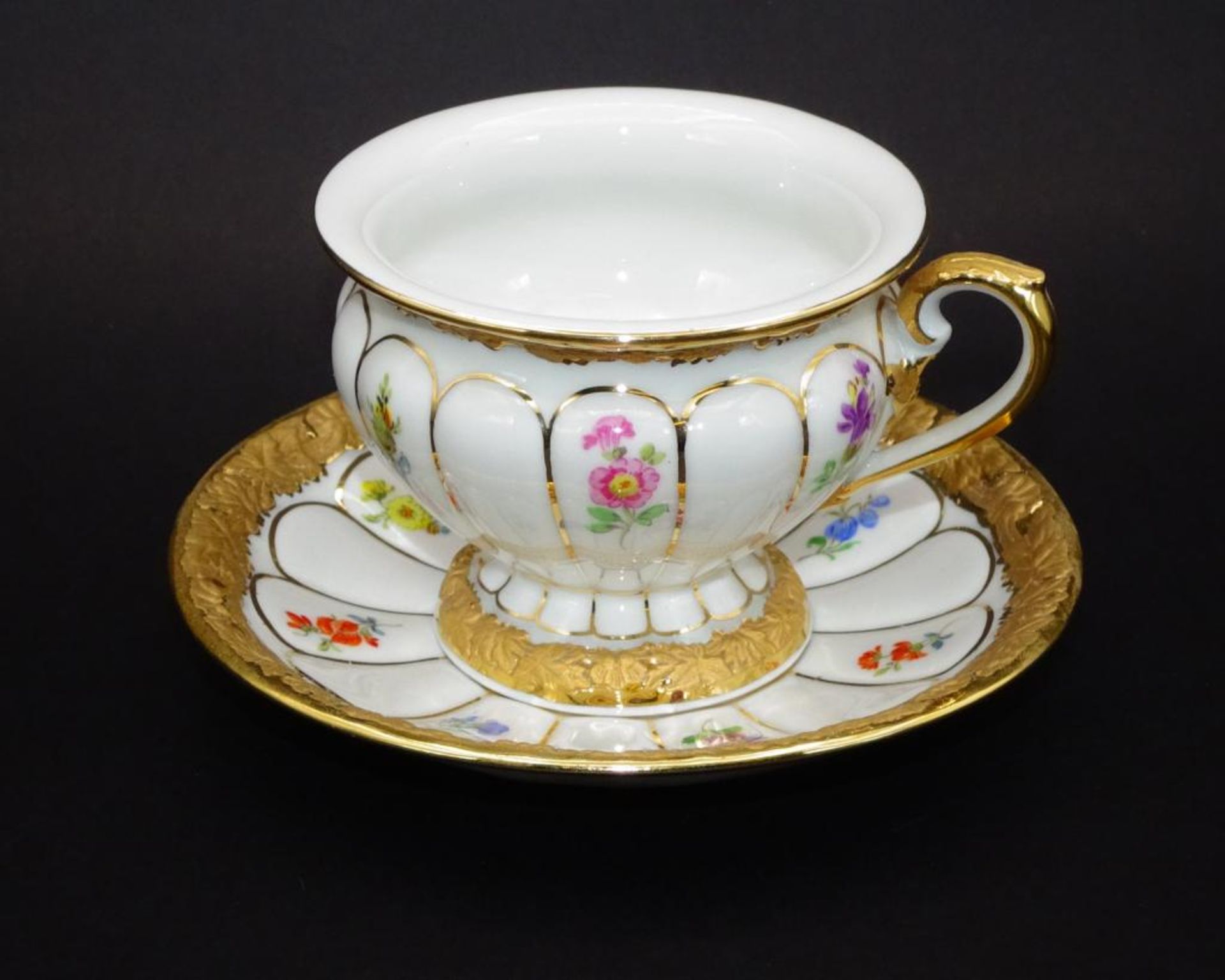 Prunktasse mit U.T., "Meissen" Streublümchen mit Gold, Schwerter, 1.Wahl, H-7 cm, U.T.D-12 c - Bild 3 aus 9