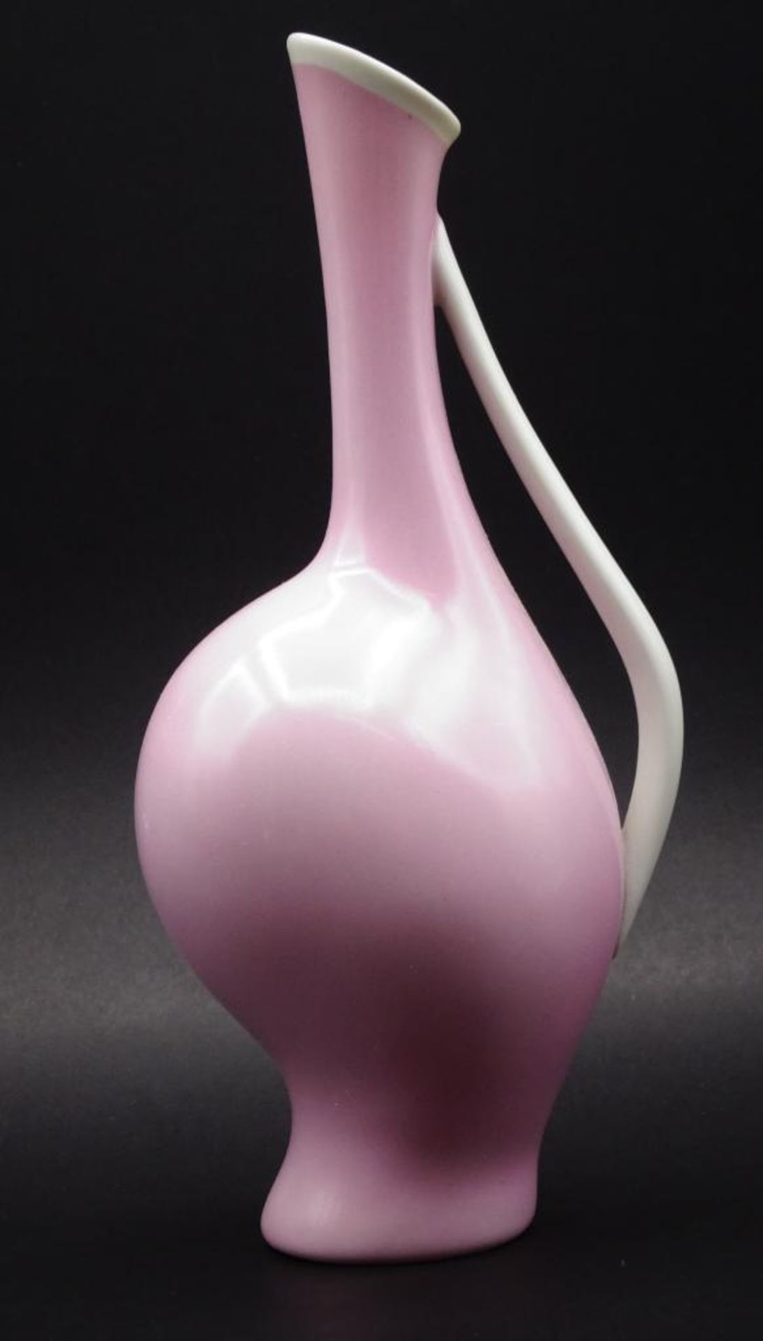 Henkelvase "Rosenthal" sog. Schwangere Luise, um 1950, sign. F. Heidenreich, weiss/pink, H-18 cm