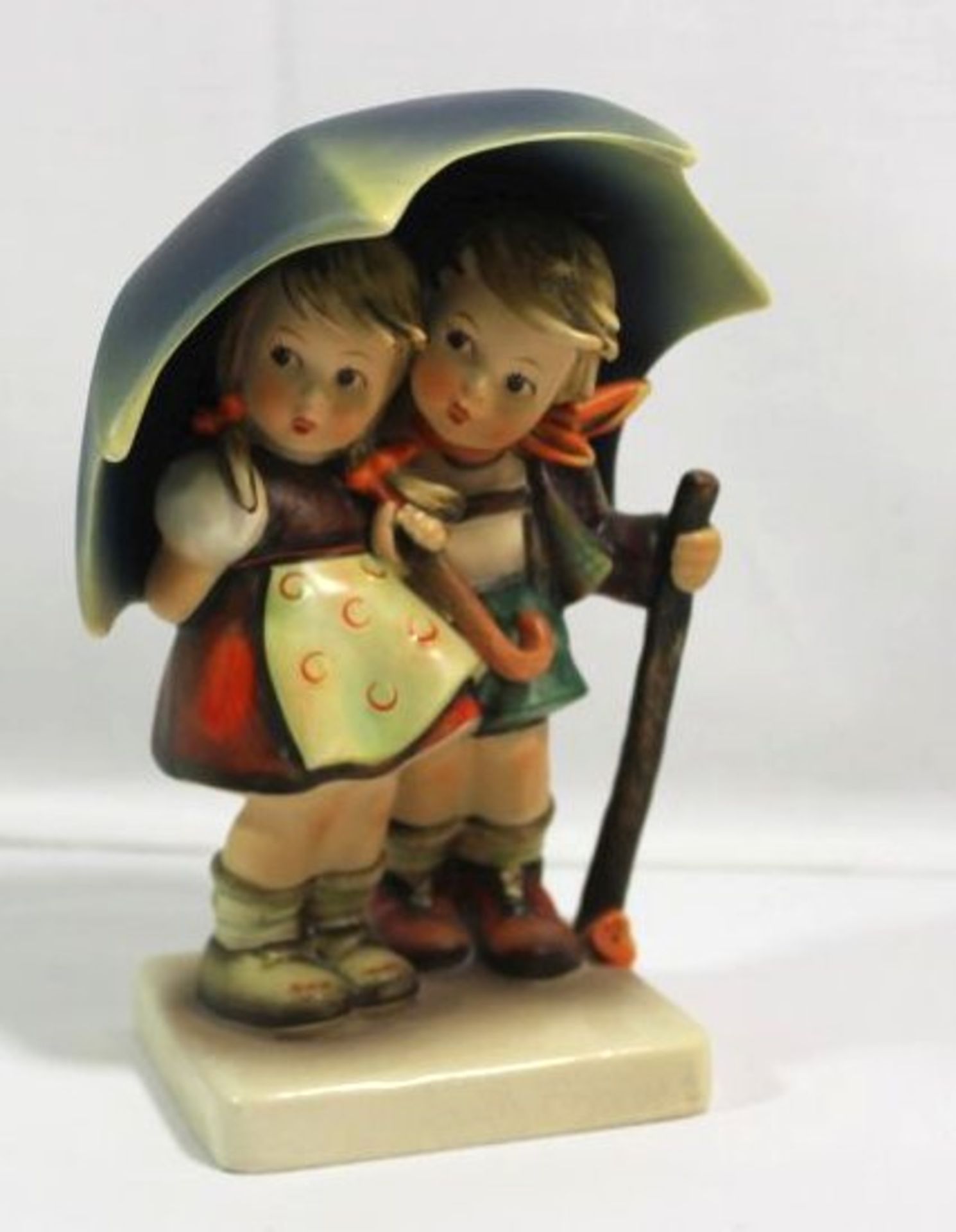 *Hummelfigur, Goebel, Kinderpaar unter Schirm, Mod. Nr. 71, Schleifstrich, H-15cm.