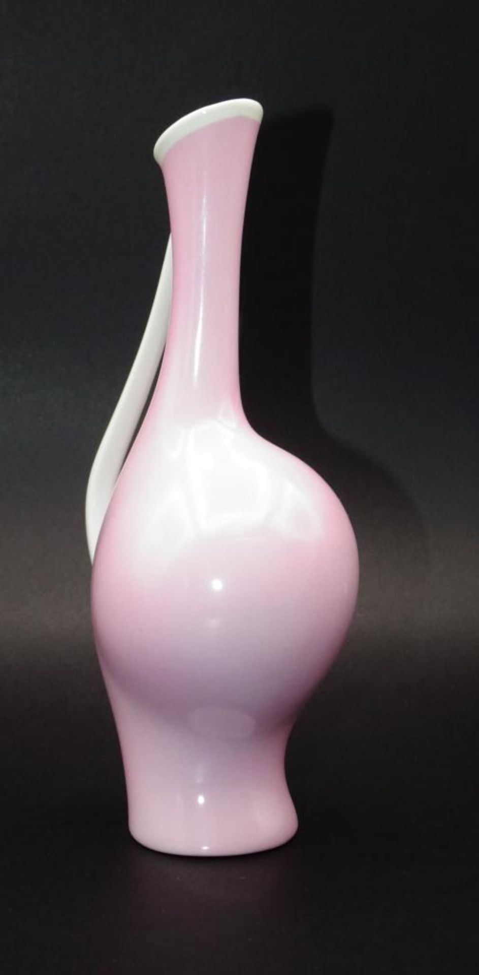 Henkelvase "Rosenthal" sog. Schwangere Luise, um 1950, sign. F. Heidenreich, weiss/pink, H-18 cm - Bild 6 aus 6