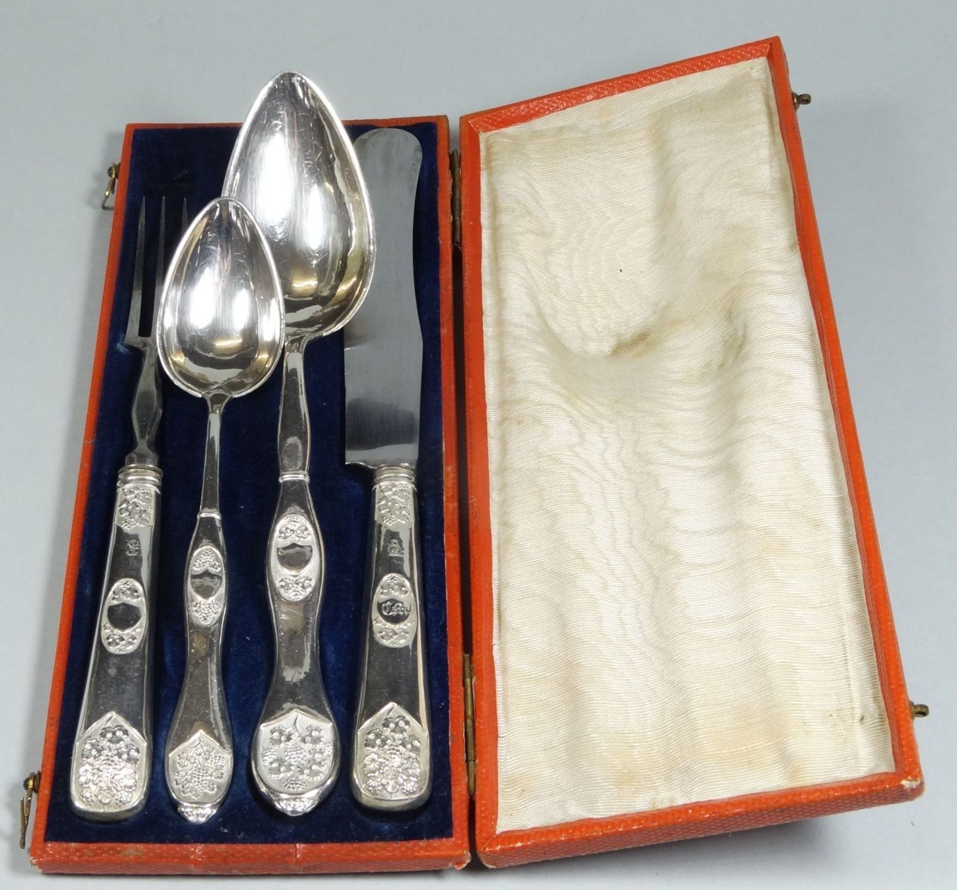 4-tg. Kinder (?) Besteck, in Pappschachtel, 13 lötiges Silber um 1840, Ziermonogramm, L- max. 19 cm,