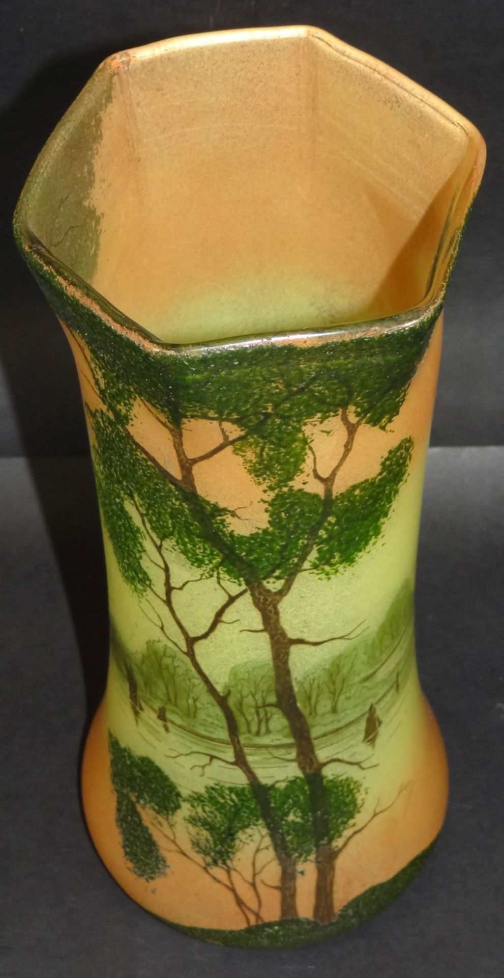 hohe Kunstglas-Vase, bemalt mit Seelandschaft, H-27 cm - Bild 3 aus 4