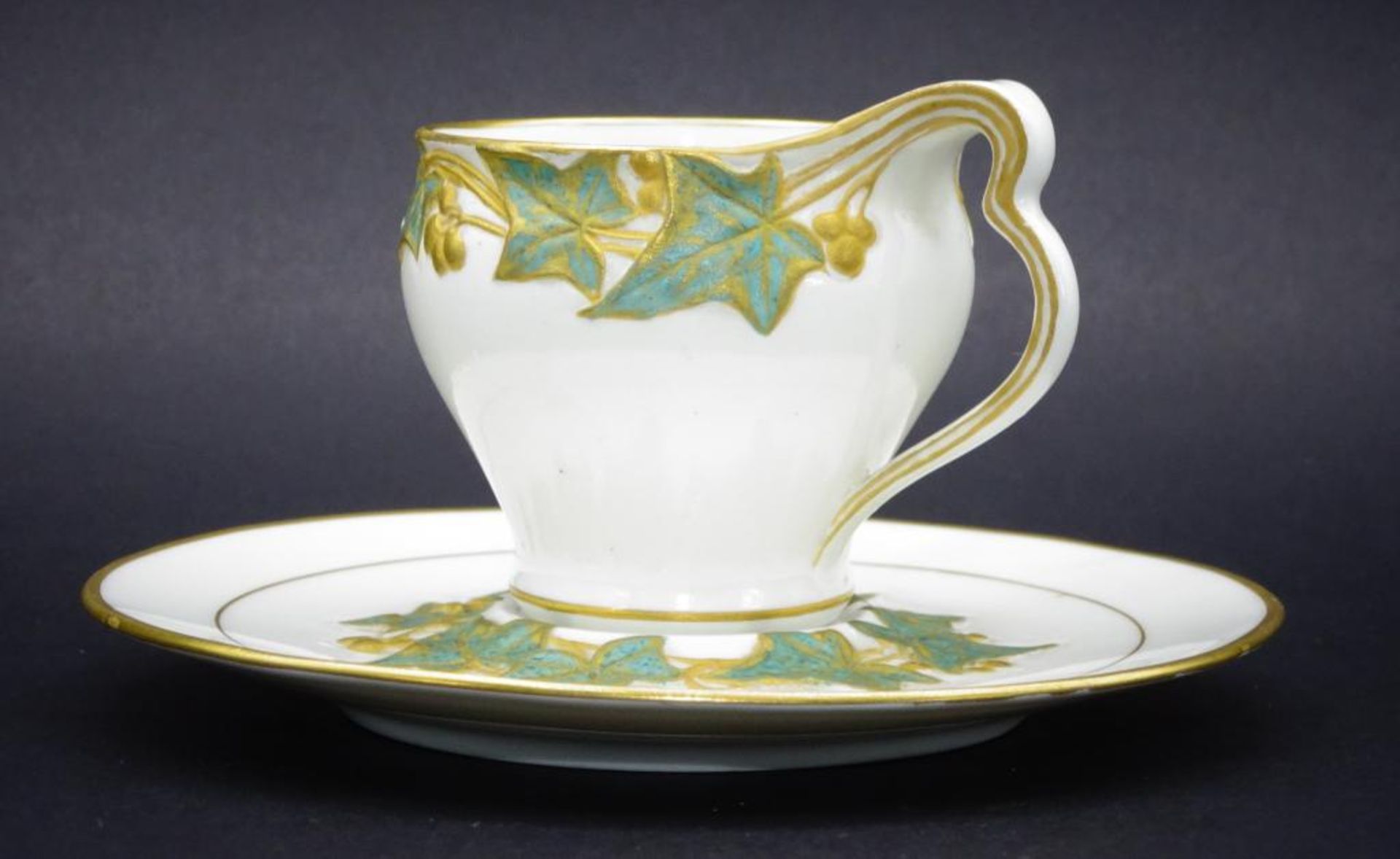 Jugendstil-Mokkatasse mit U.T. "KPM" Berlin, reliefiertes Weinlaub mit Gold, H-6,5 cm, D-11 cm - Image 4 of 10