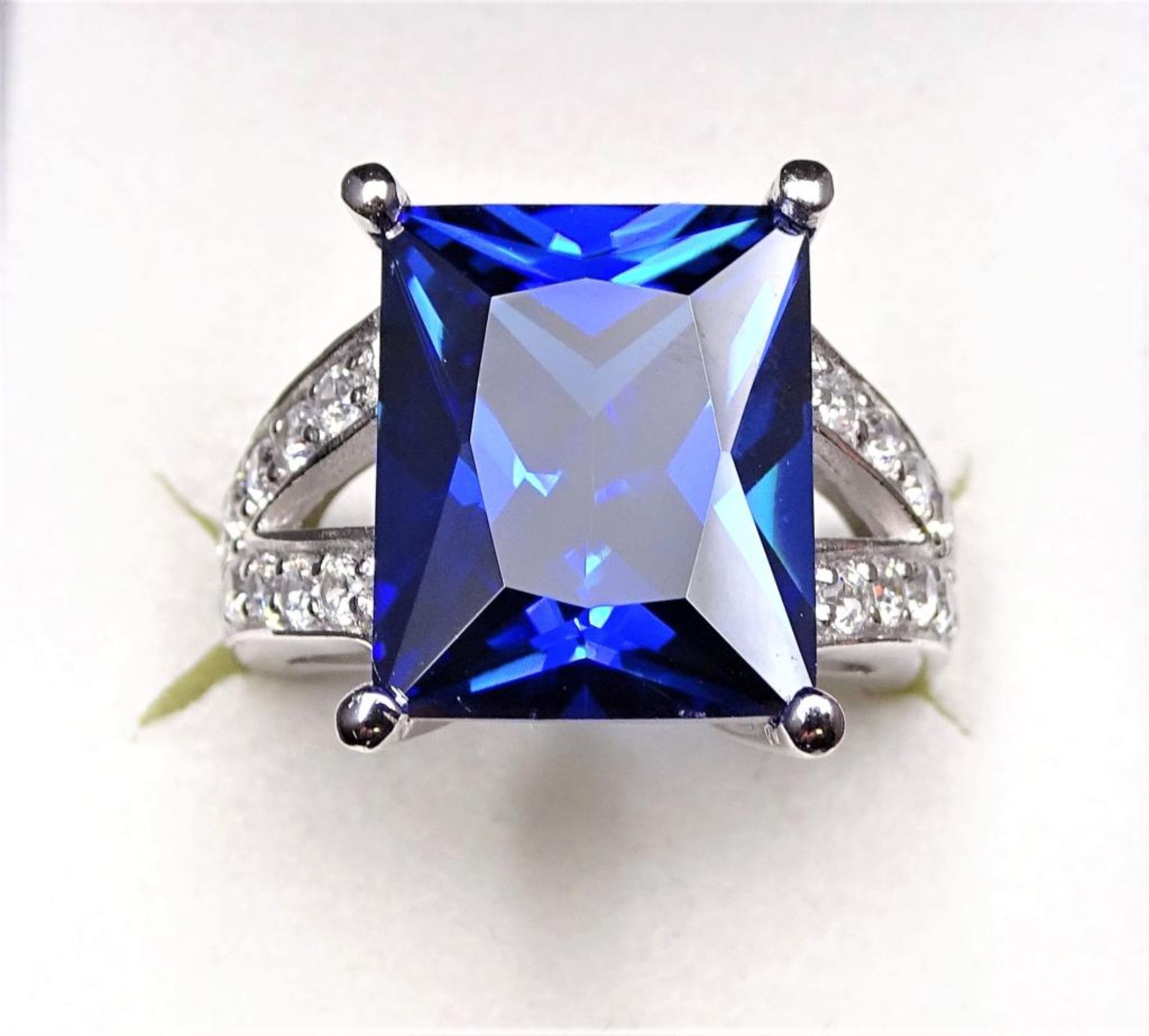 Juweliersauflösung: Massiver Sterling Silber Ring 925/000,mit Zirkonia und einen blauen facettierten