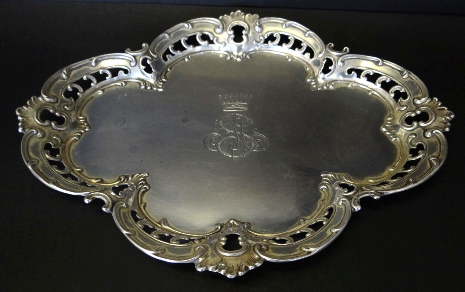 massive Silberplatte-800-, mittig Ziermonogramm und Adelskrone, 22x28 cm, 273 gr., guter Zustand