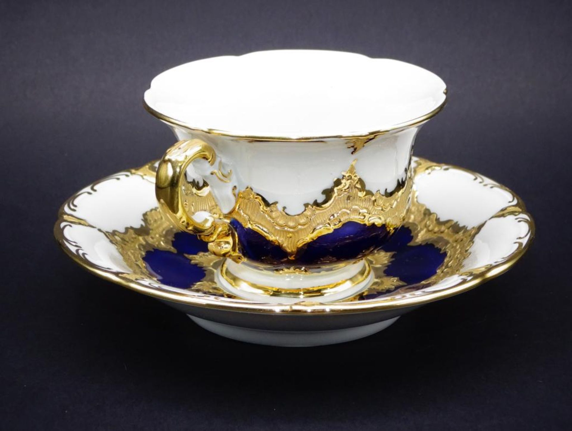 kl. Prunktasse mit U.T., "Meissen" Kobalt mit Gold, Schwerter durchschliffen, H-7 cm, Teller D-12 - Image 7 of 7