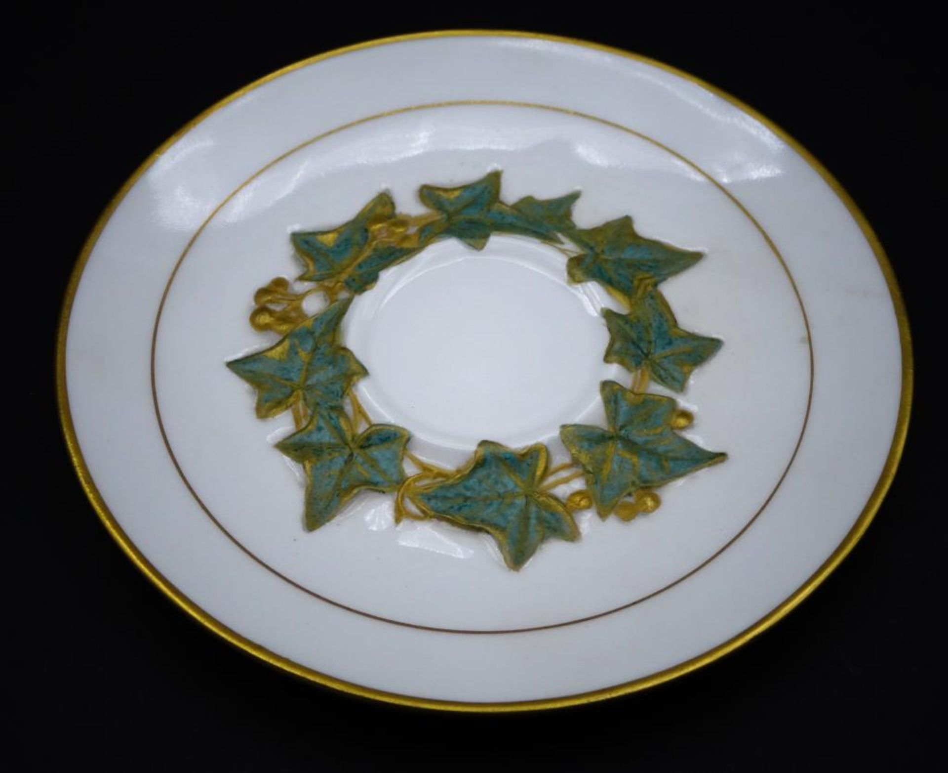 Jugendstil-Mokkatasse mit U.T. "KPM" Berlin, reliefiertes Weinlaub mit Gold, H-6,5 cm, D-11 cm - Image 9 of 10