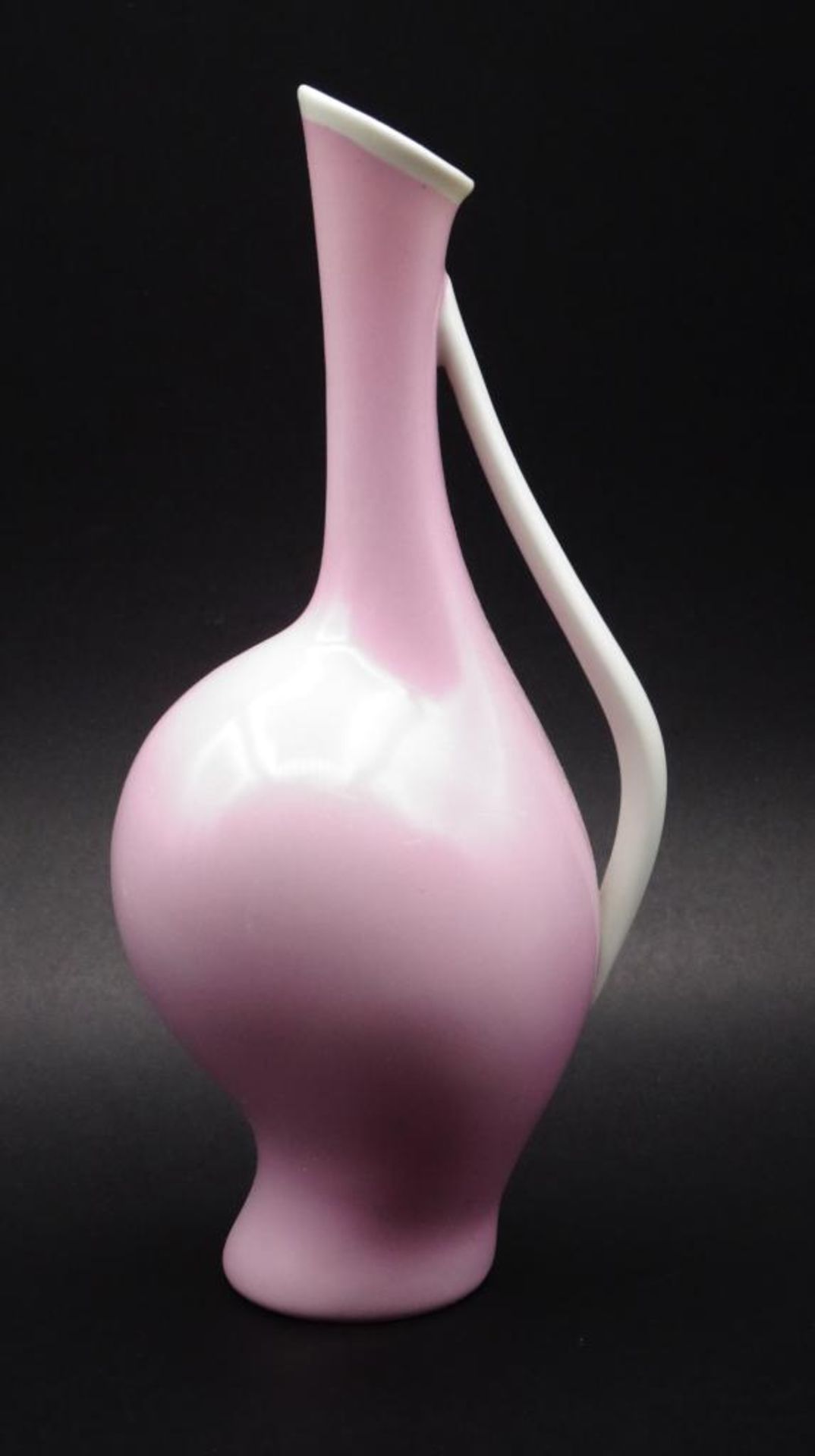 Henkelvase "Rosenthal" sog. Schwangere Luise, um 1950, sign. F. Heidenreich, weiss/pink, H-18 cm - Bild 2 aus 6