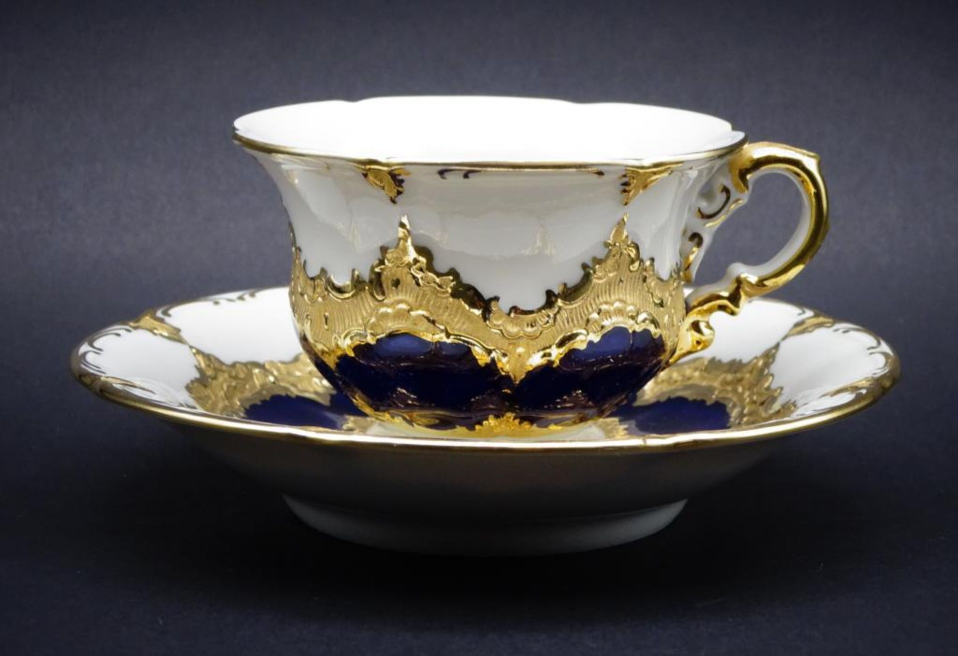 kl. Prunktasse mit U.T., "Meissen" Kobalt mit Gold, Schwerter durchschliffen, H-7 cm, Teller D-12 - Bild 2 aus 7