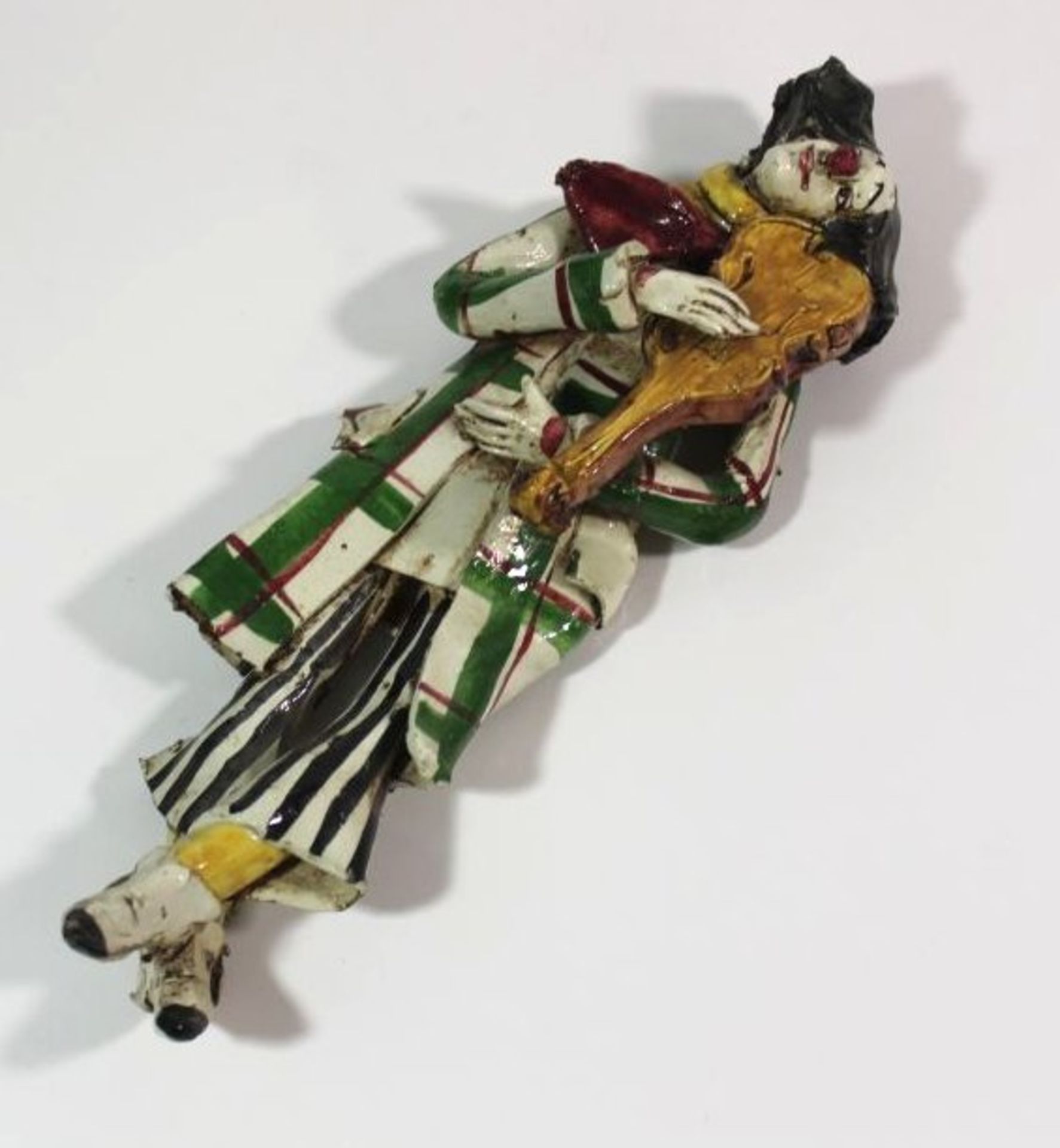 Tischdekoration, liegender Clown mit Geige, wohl Italien, L-30cm.