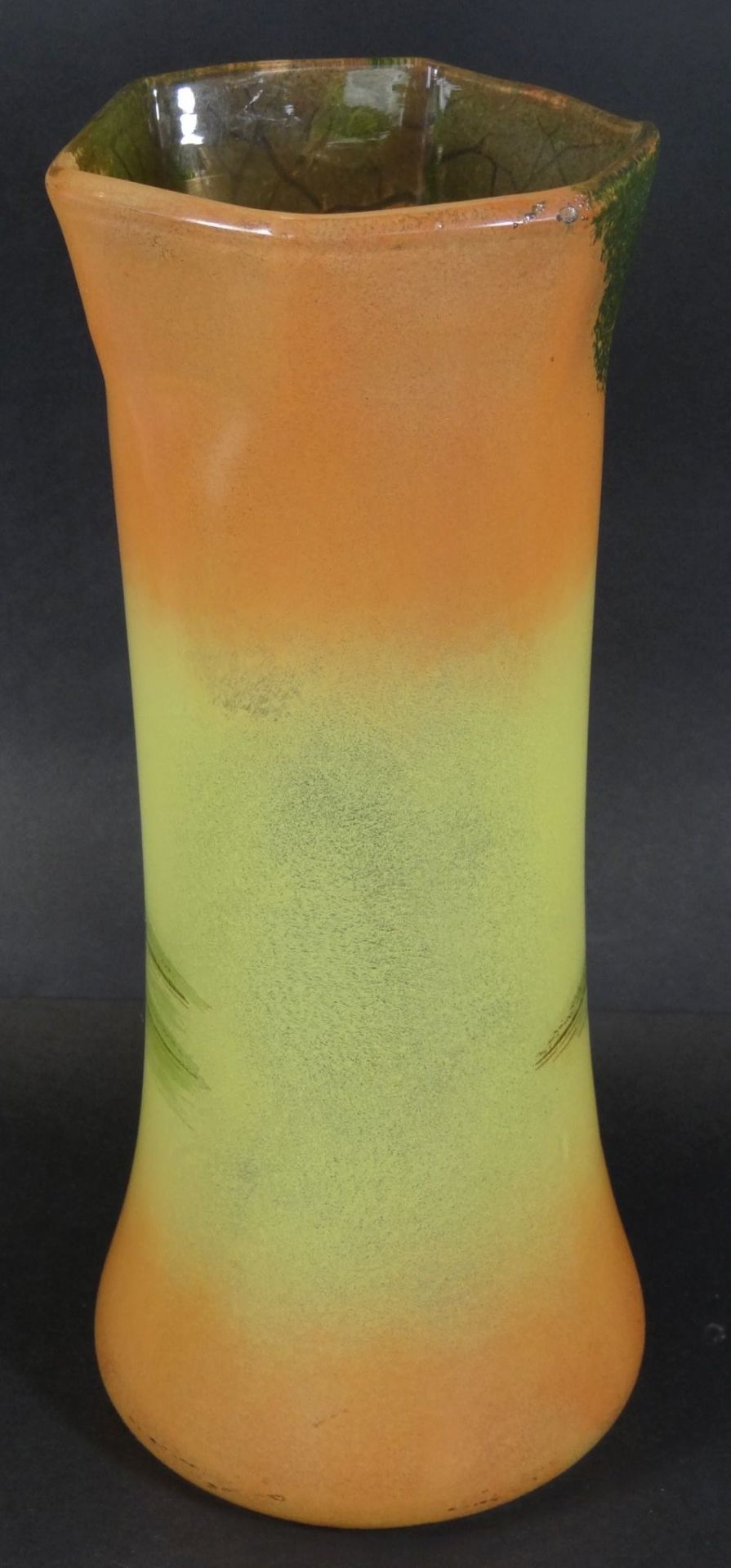 hohe Kunstglas-Vase, bemalt mit Seelandschaft, H-27 cm - Bild 2 aus 4