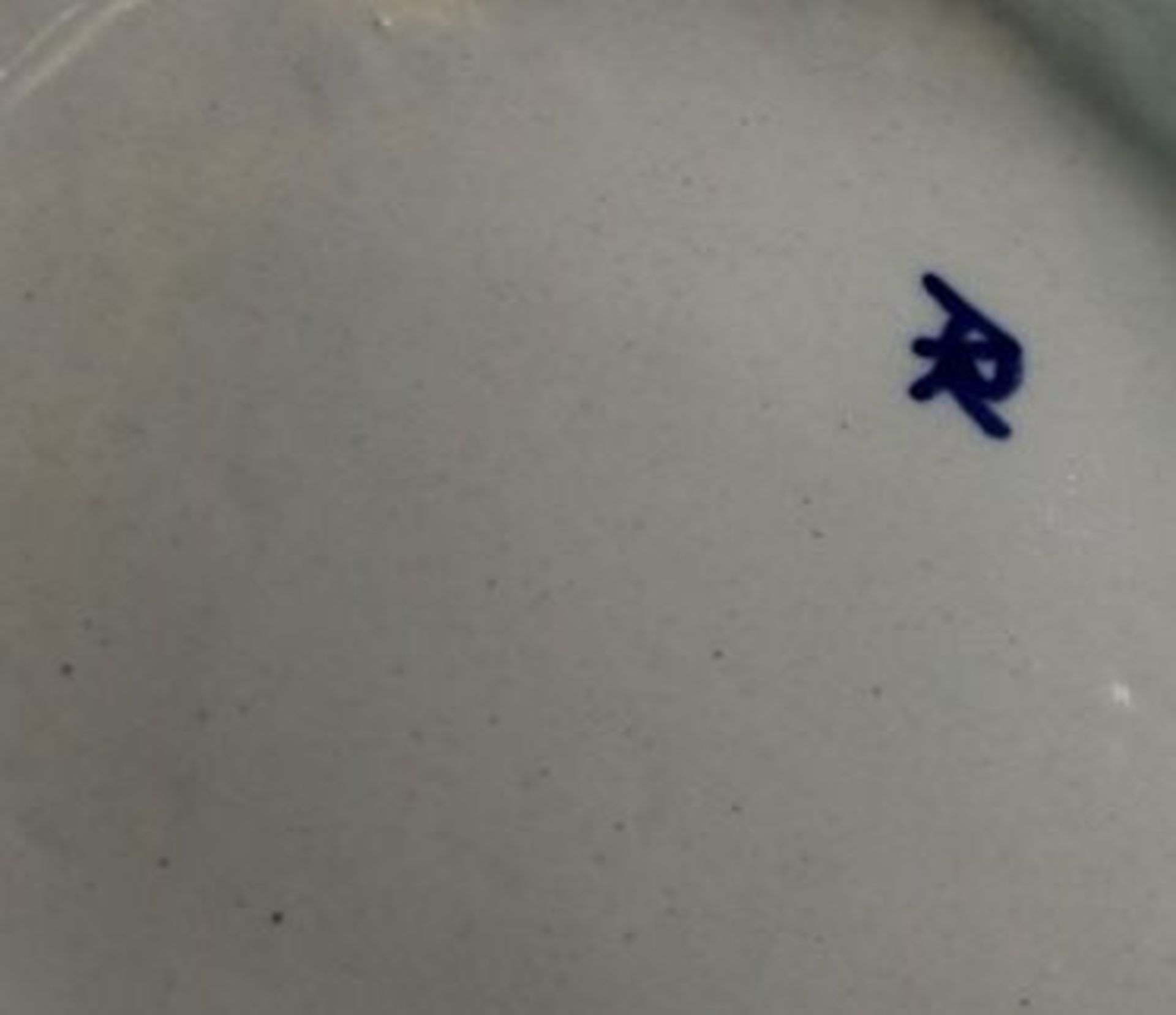 Deckelvase mit Blaumalerei, wohl Niederlande, Malerzeichen, H-35cm. - Bild 2 aus 2