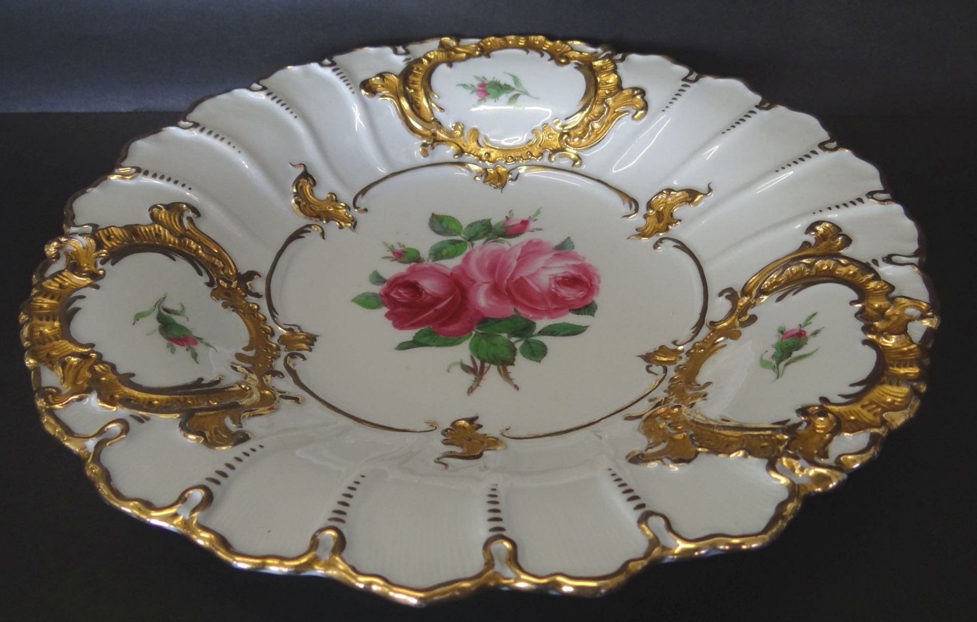 Prunkschale "Meissen" rote Rosen und Gold, Schwertermarke mit Pun kt, 1.Wahl, D-29 cm, H-5 cm, - Bild 3 aus 5