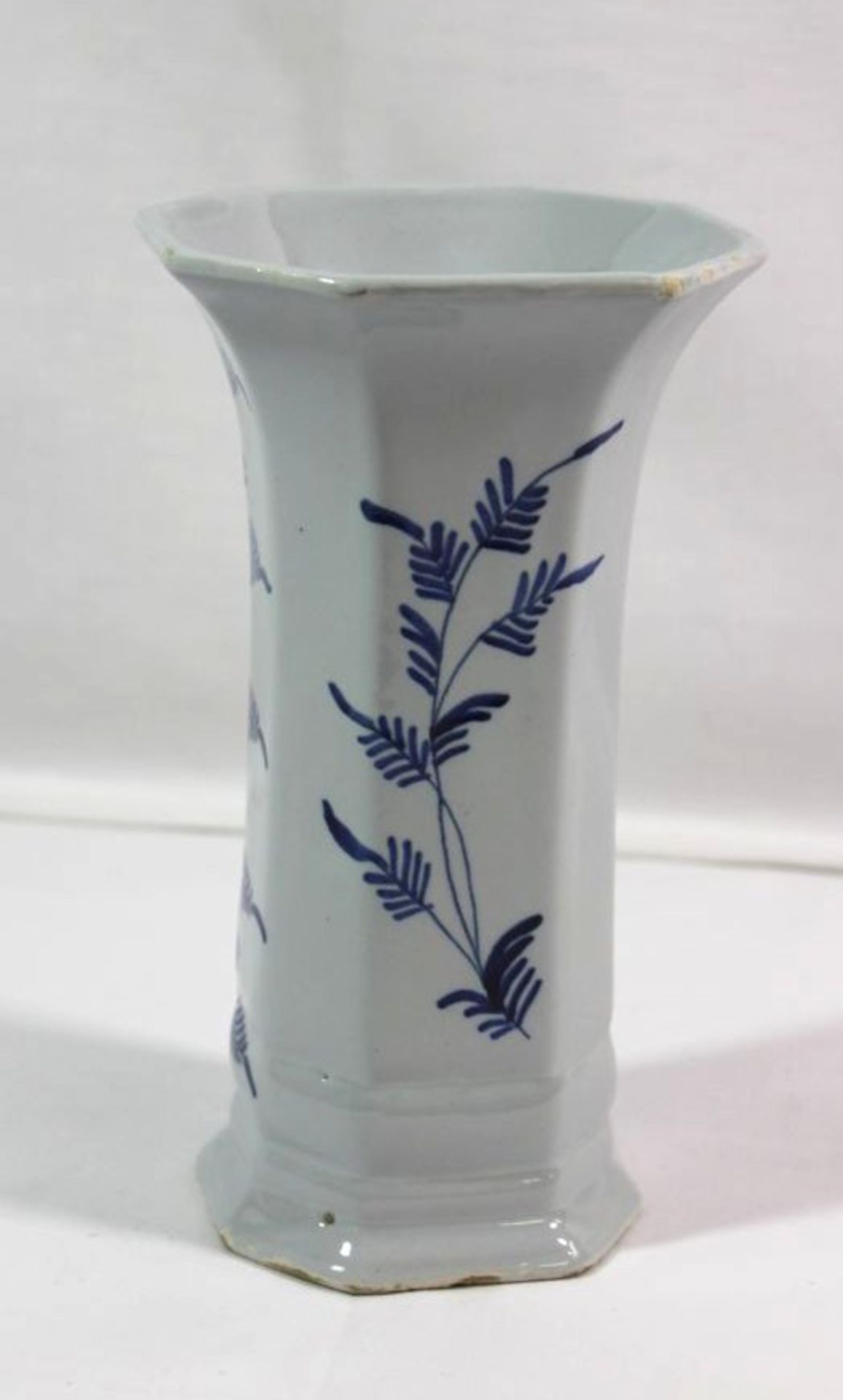 Vase, Blaumalerei, wohl Niederlande, Malerzeichen, div. kl. Glasurabplatzer, H-20cm. - Bild 2 aus 3