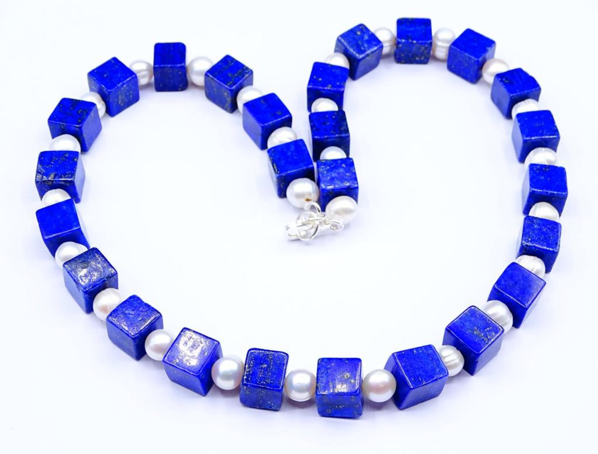 Halskette mit Lapislazuli Würfeln (ca.9-10mm),ungleichmäßig in Farbe und Form,Frischwasser Perlen (