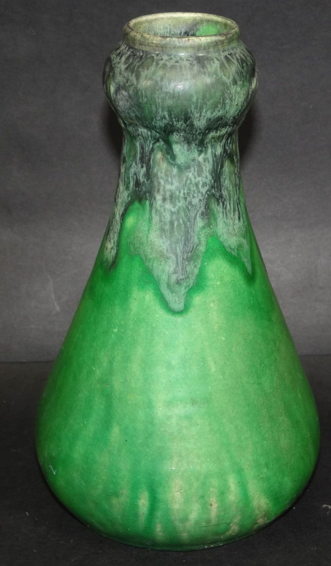 Vase Mutz Altona grün/schwarz, um 1910, H-18,5 cm, guter Zustand, Bodenmarke und Nr. 1