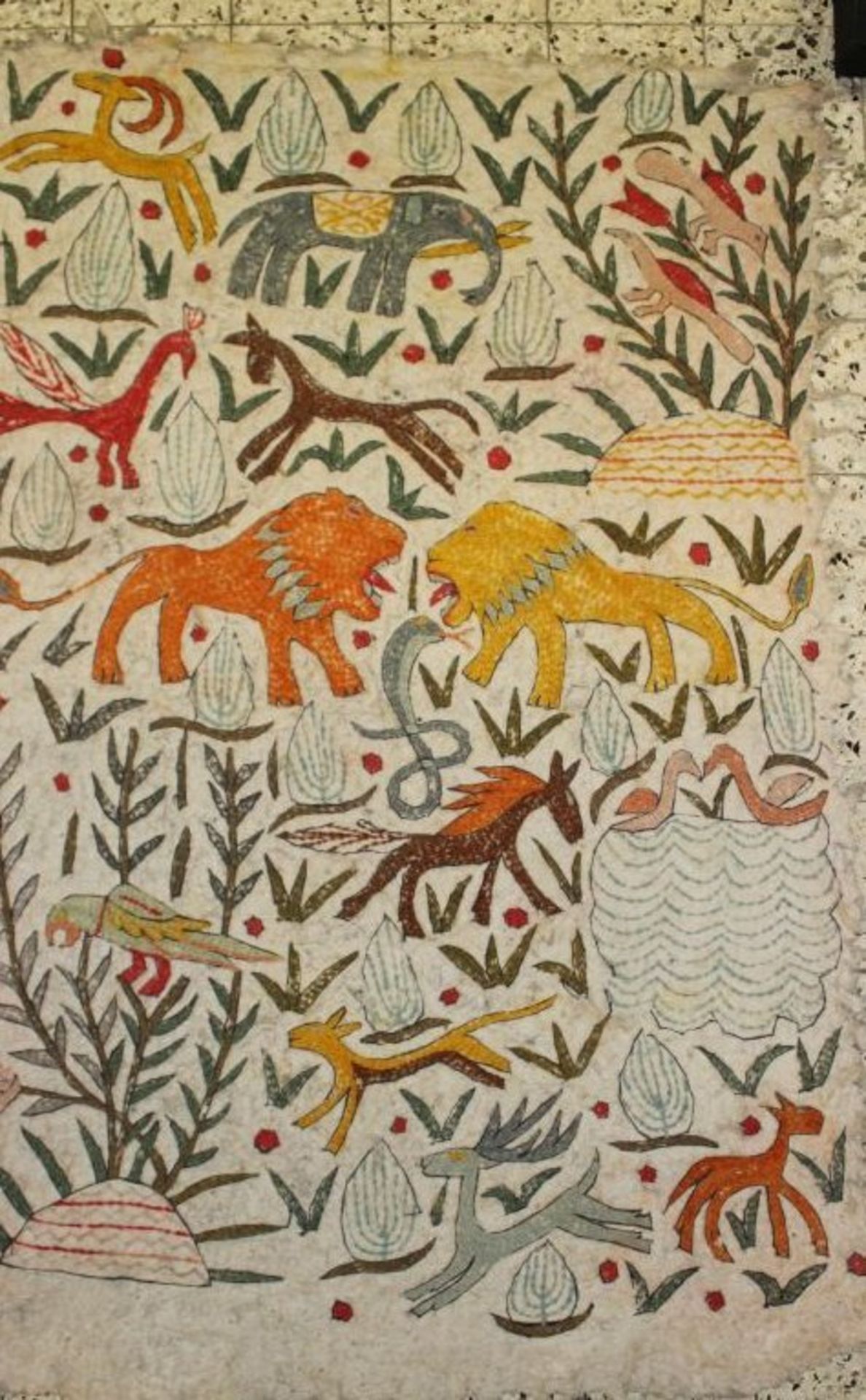 Wandteppich, wohl Asien, bestickt mit Tiermotiven, 1x kl. Loch, ca. 165 x 110cm.