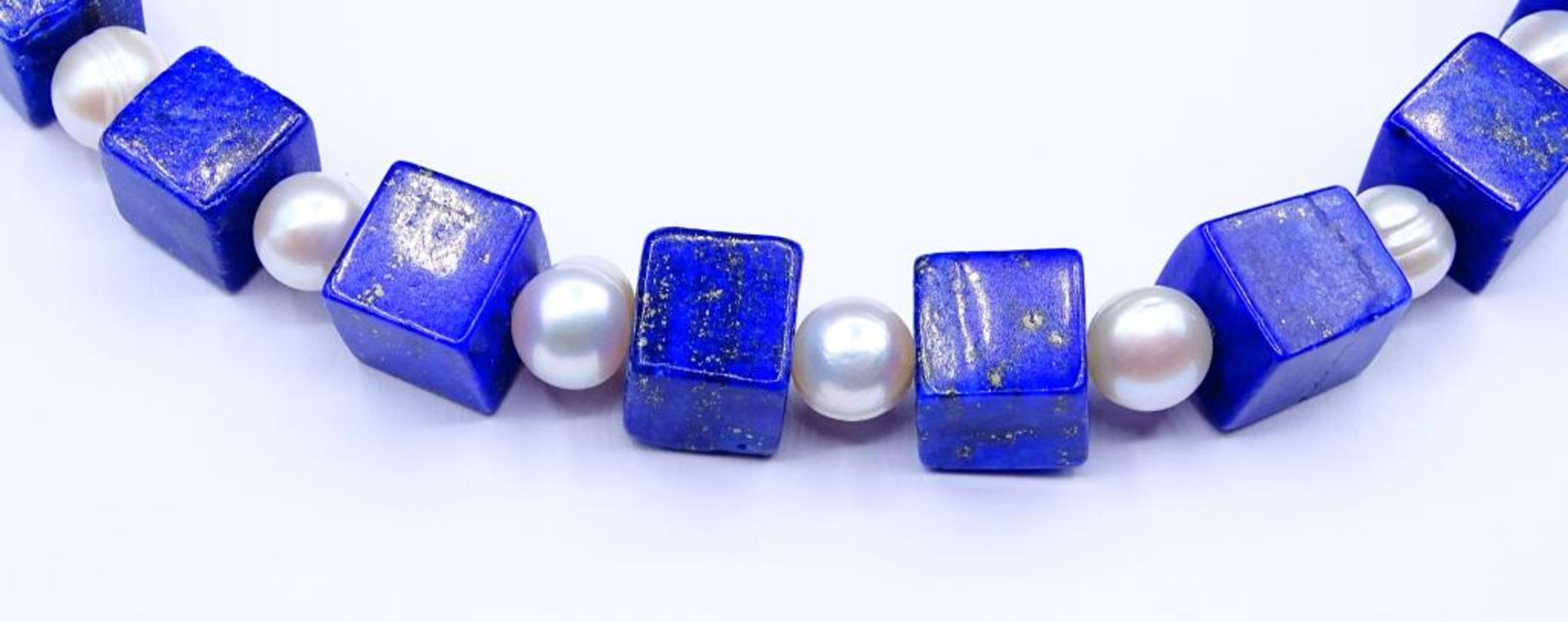 Halskette mit Lapislazuli Würfeln (ca.9-10mm),ungleichmäßig in Farbe und Form,Frischwasser Perlen ( - Bild 3 aus 4