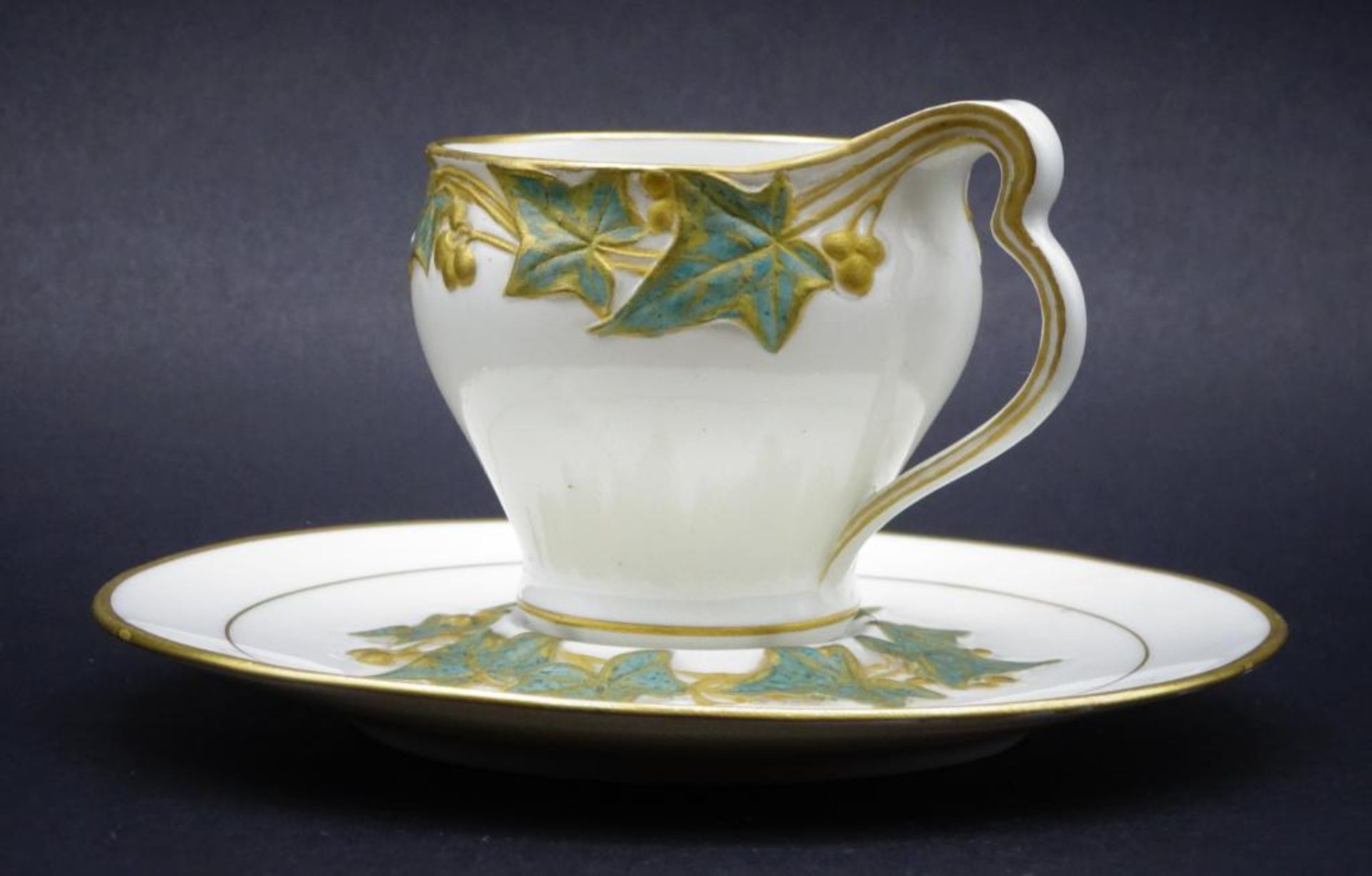 Jugendstil-Mokkatasse mit U.T. "KPM" Berlin, reliefiertes Weinlaub mit Gold, H-6,5 cm, D-11 cm - Image 7 of 10