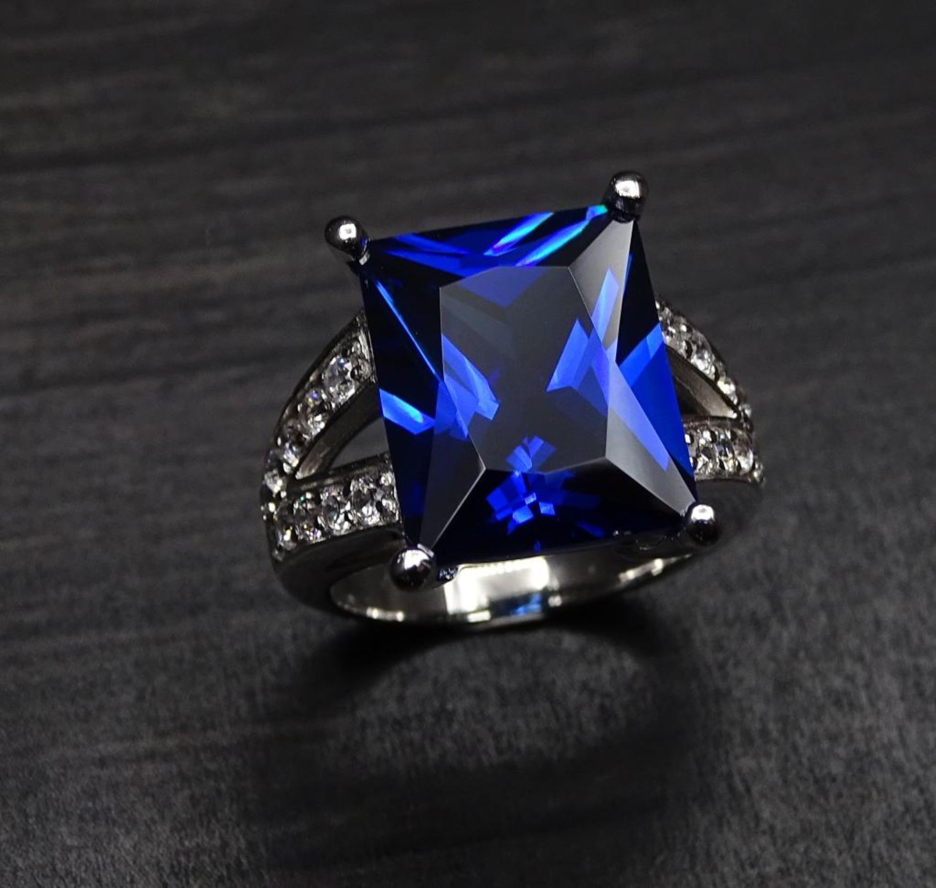 Juweliersauflösung: Massiver Sterling Silber Ring 925/000,mit Zirkonia und einen blauen facettierten - Bild 6 aus 6