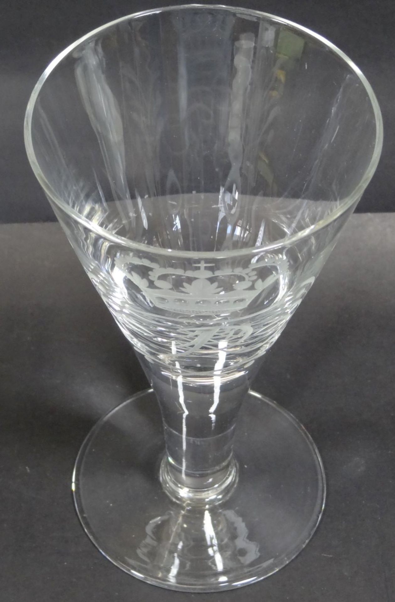 Pokalglas mit Krone und FR Monogramm, H-17 cm, D-9 cm - Bild 5 aus 5