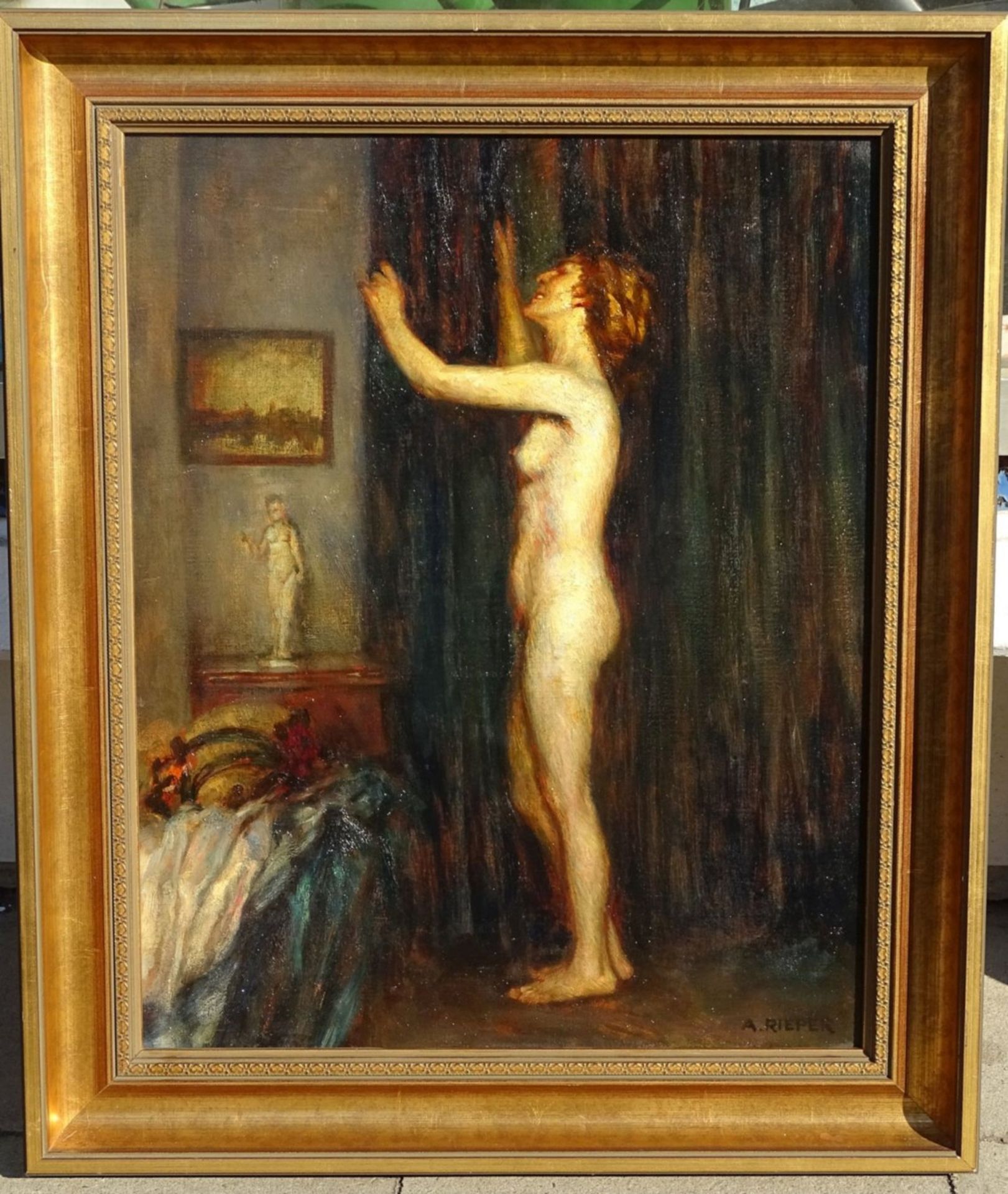 August RIEPER (1865-1940) "Hinter dem Vorhang" Öl/Leinen, hinterlegte Stellen, alt gerahmt, RG 73x60 - Bild 2 aus 5