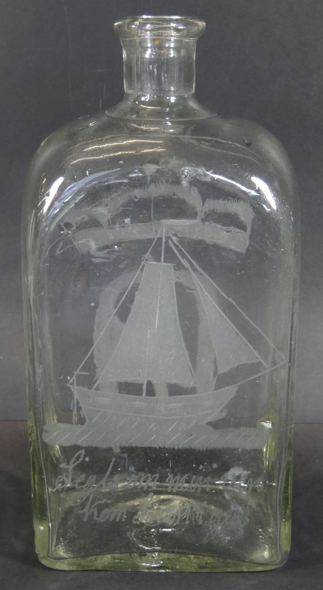 alte eckige Flasche mit Segelschiff und Spruch, Schwedisch "Segla om mi ven kom snart i gen", wohl