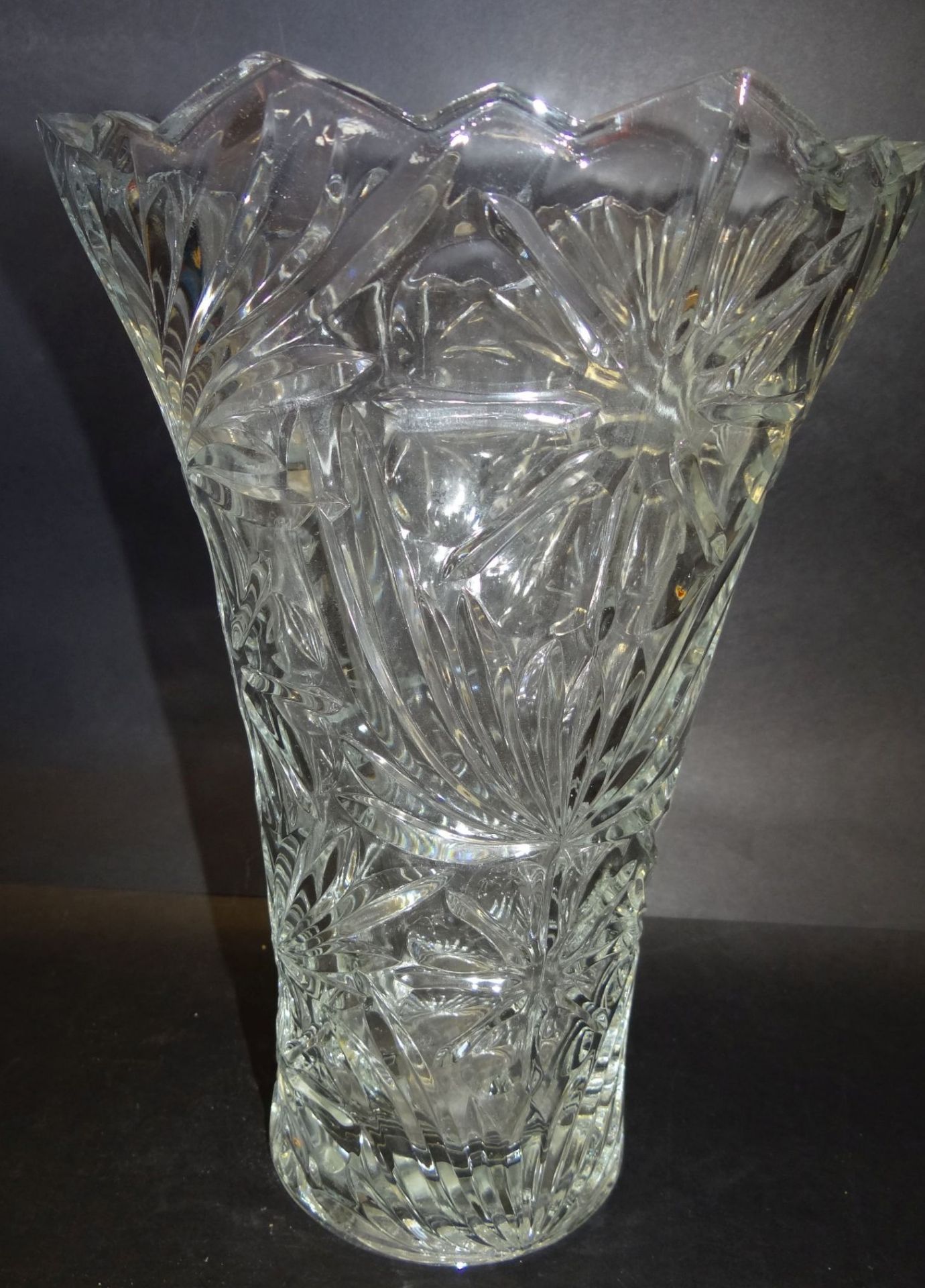 hohe Presskristall-Vase, H-27 cm, D-18 cm - Bild 2 aus 3