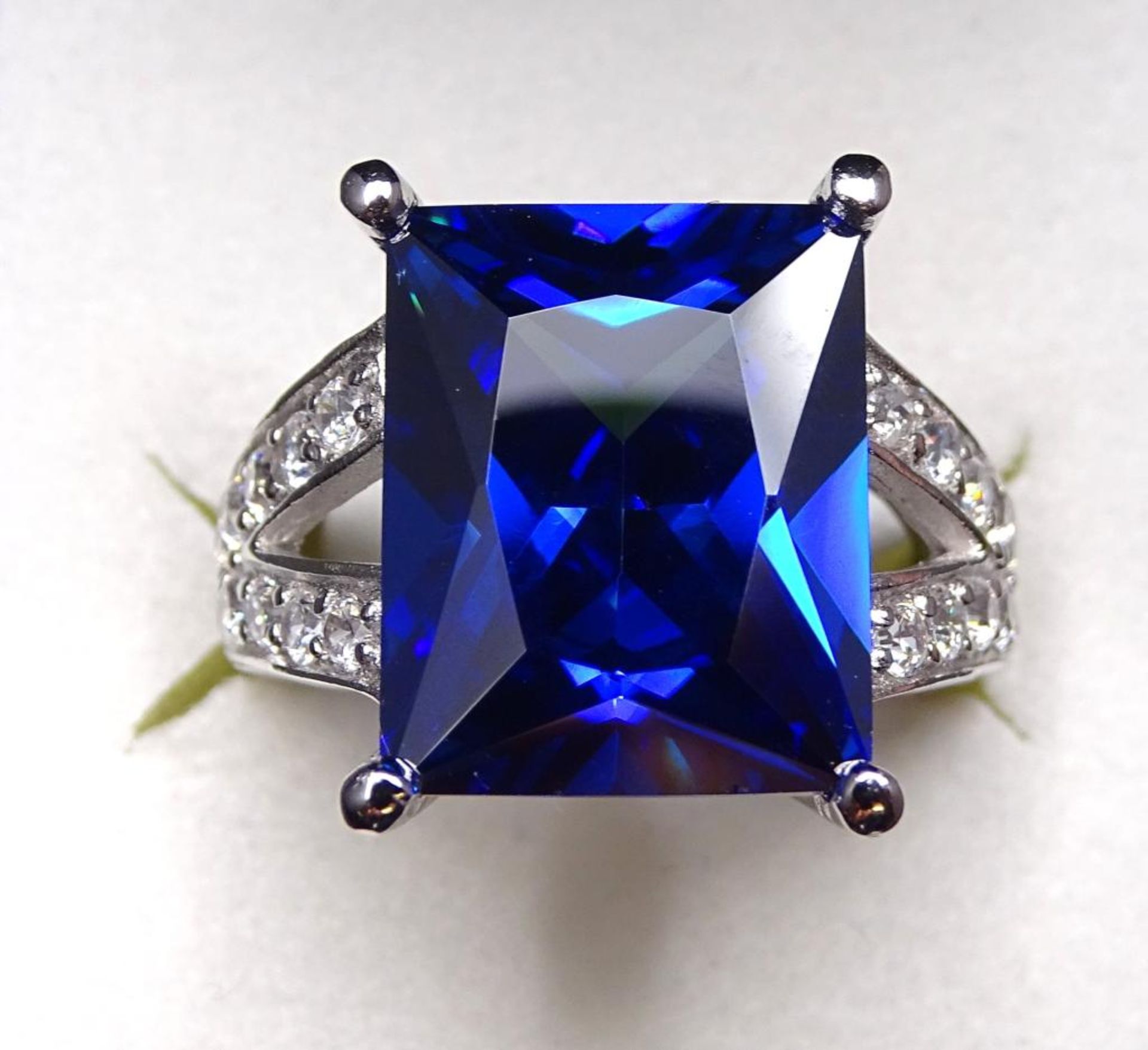 Juweliersauflösung: Massiver Sterling Silber Ring 925/000,mit Zirkonia und einen blauen facettierten - Bild 2 aus 6