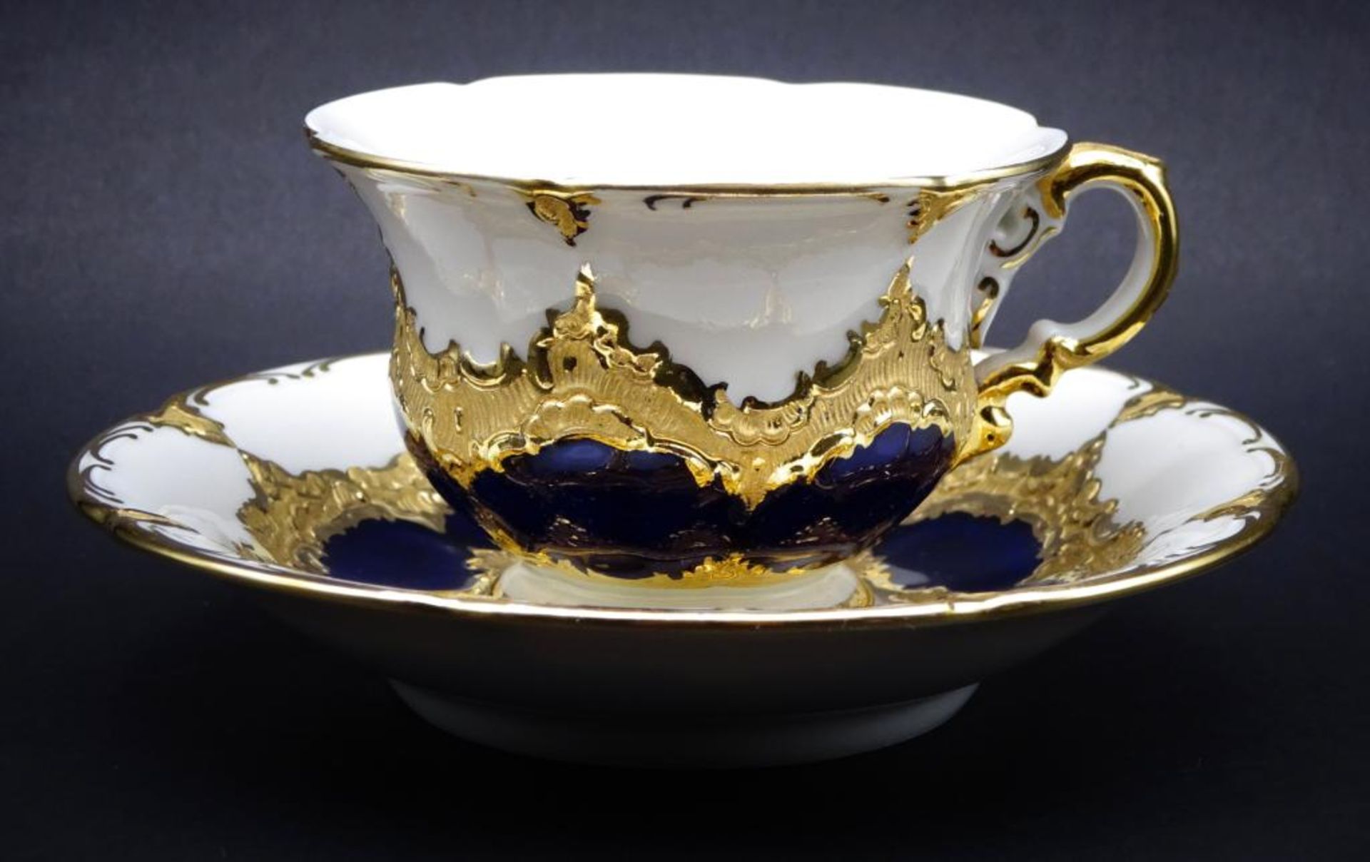 kl. Prunktasse mit U.T., "Meissen" Kobalt mit Gold, Schwerter durchschliffen, H-7 cm, Teller D-12