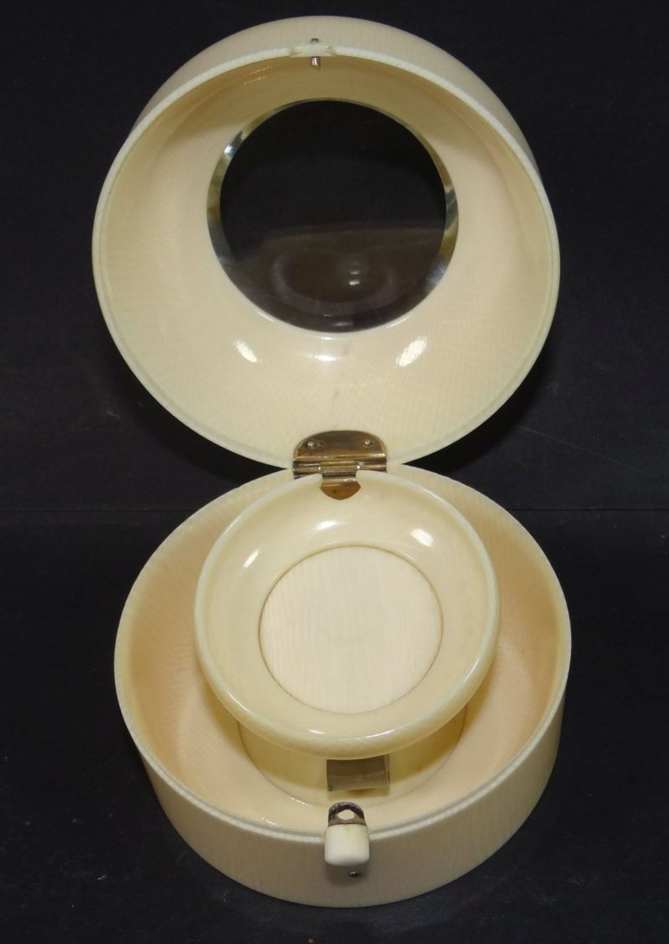 Elfenbein-Taschenuhrhalter um 1900, Deckel mit dicken, beschliffenen GlasH-6 cm, D-8 cm, 185 gr. - Bild 4 aus 6