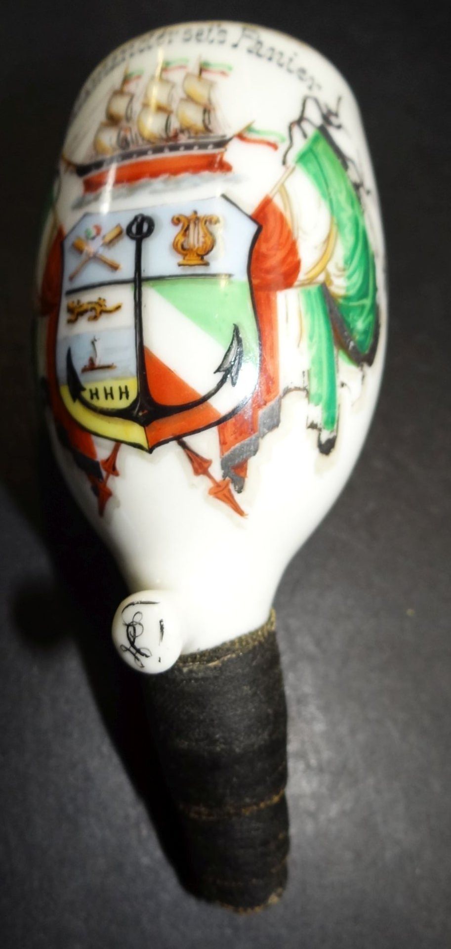 seltener studentischer Porzellan-Pfeifenkopf, mit Segelschiff-Darstellung und Wappen, beschriftet