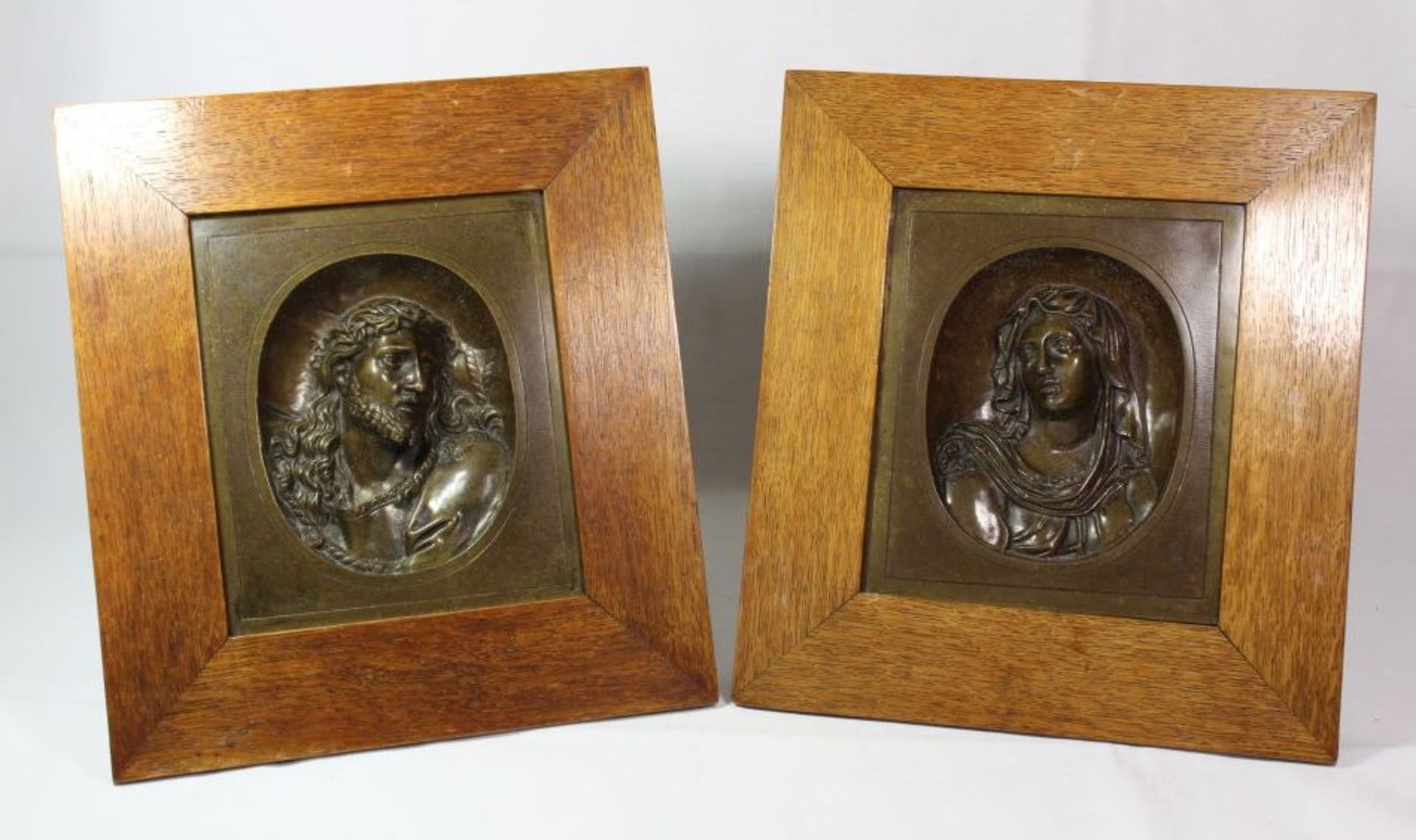 Paar Bronze Refiefs, Chrsitus und Marie, gerahmt, um 1900, je RG 29 x 26,5cm.