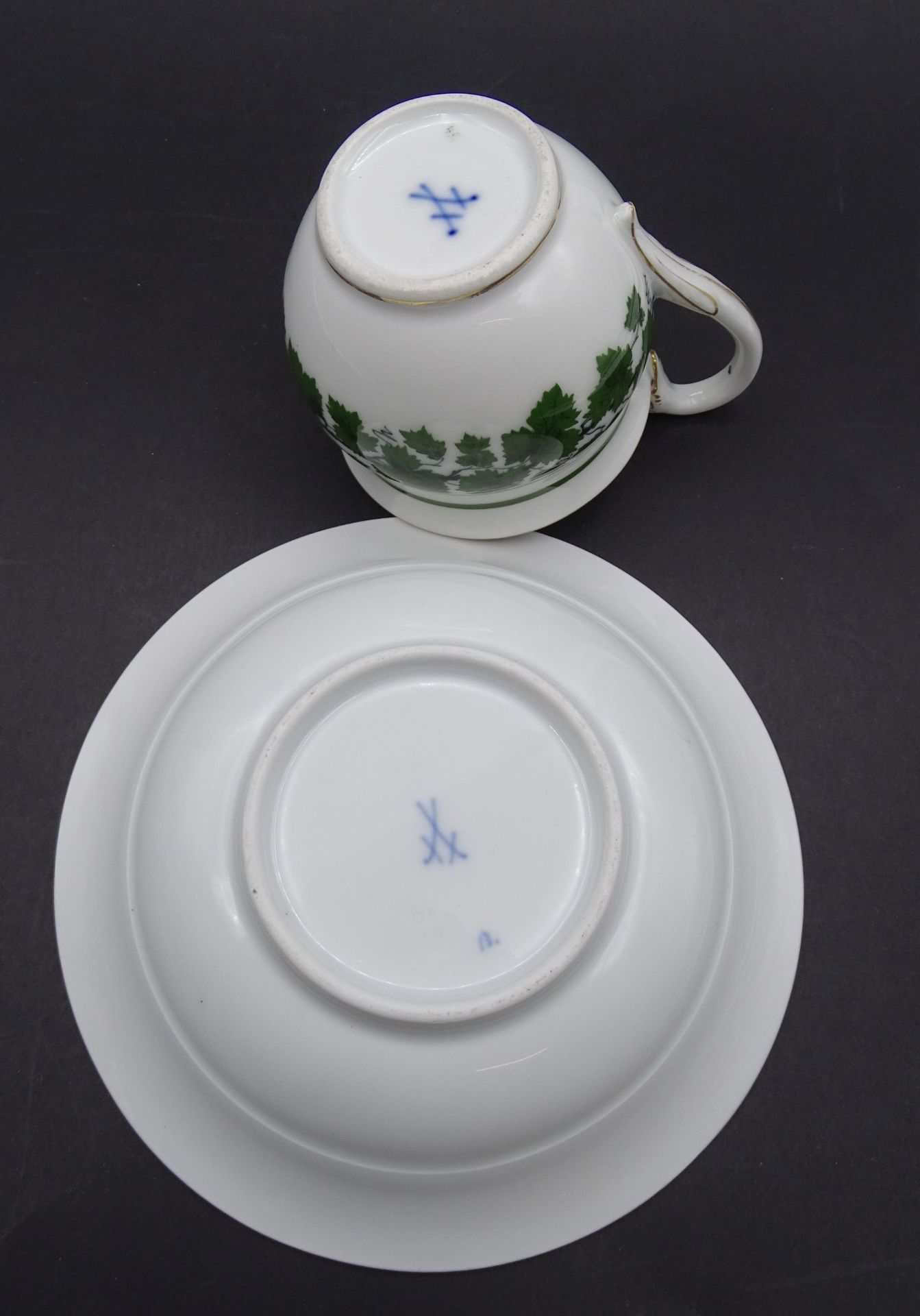 Schwanenhalstasse "Meissen" Weinlaub, Goldrand, Knaufschwerter um 1850, Untertasse ohne Goldrand und - Bild 4 aus 5