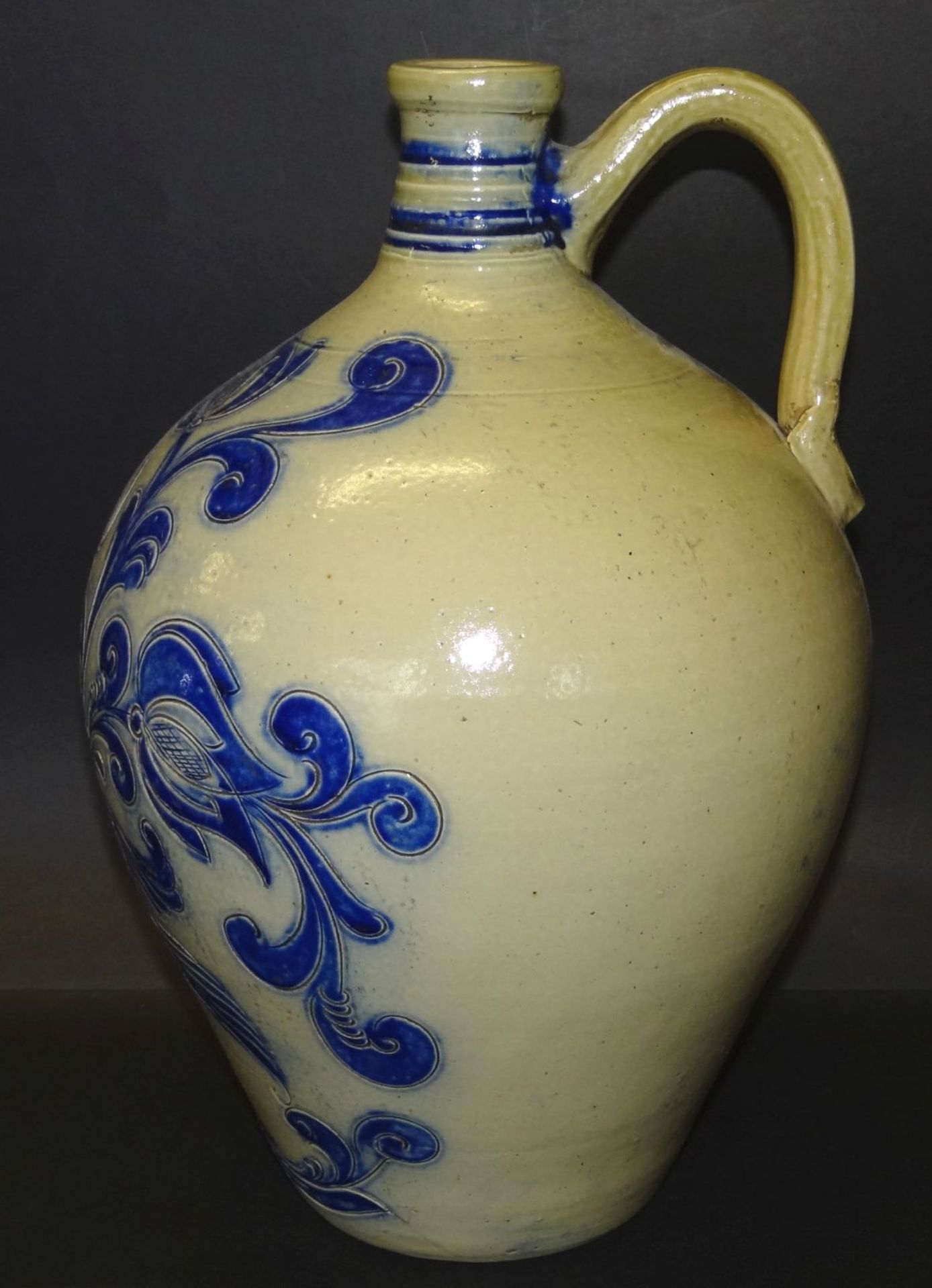 grosser Weinkrug, Salglasur mit Blaumalerei, graues Steinzeug, H-37 cm - Bild 2 aus 5