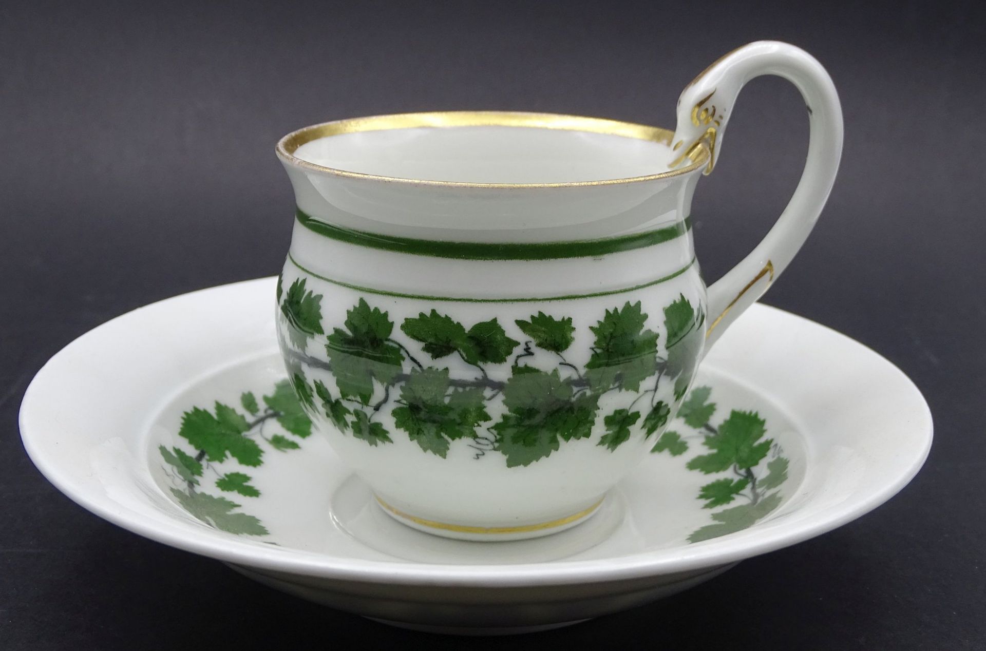 Schwanenhalstasse "Meissen" Weinlaub, Goldrand, Knaufschwerter um 1850, Untertasse ohne Goldrand und