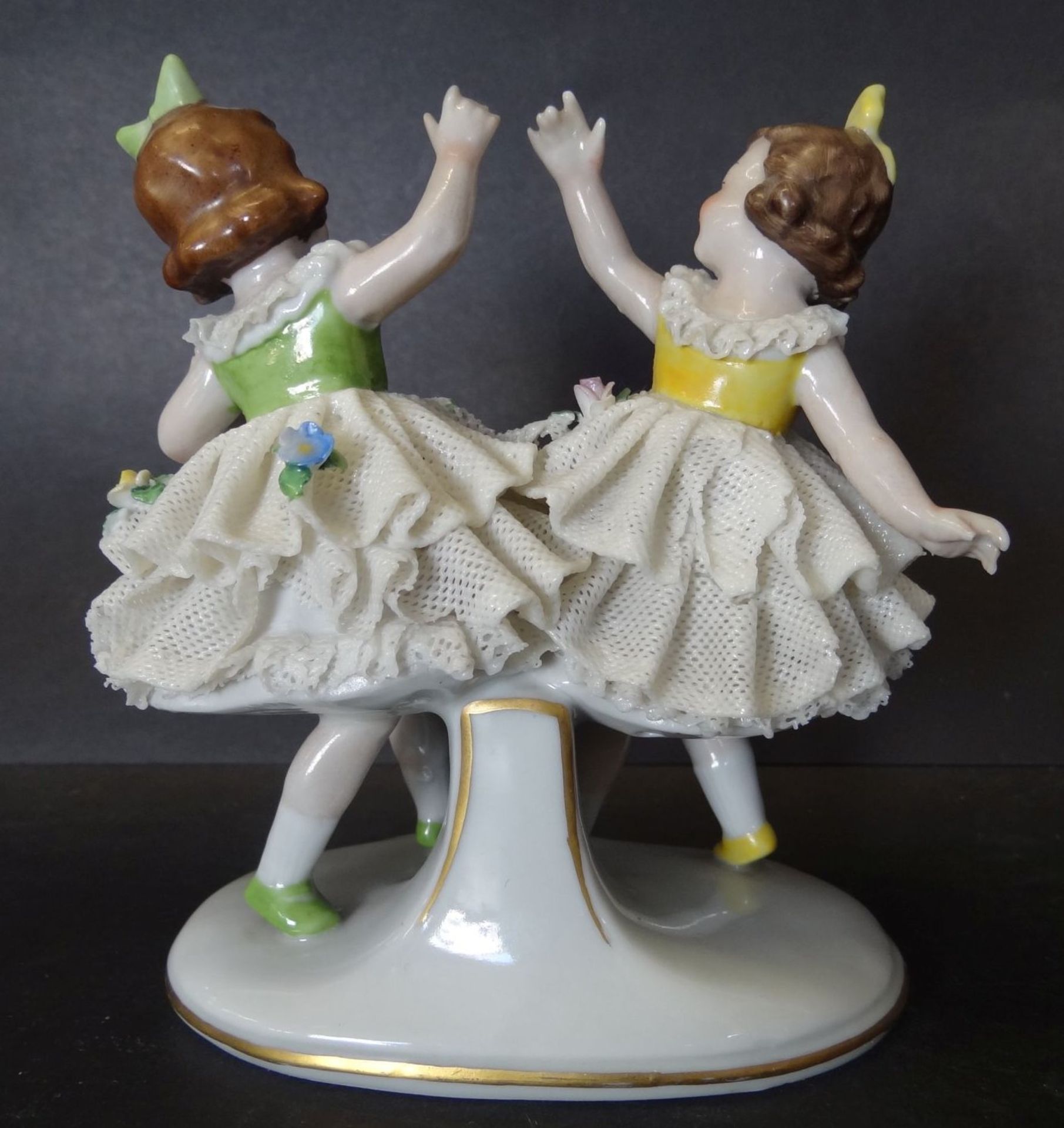 Paar tanzende Mädchen im Spitzenkleid "Sitzendorf", beide bestossen, H-12 c - Bild 3 aus 9