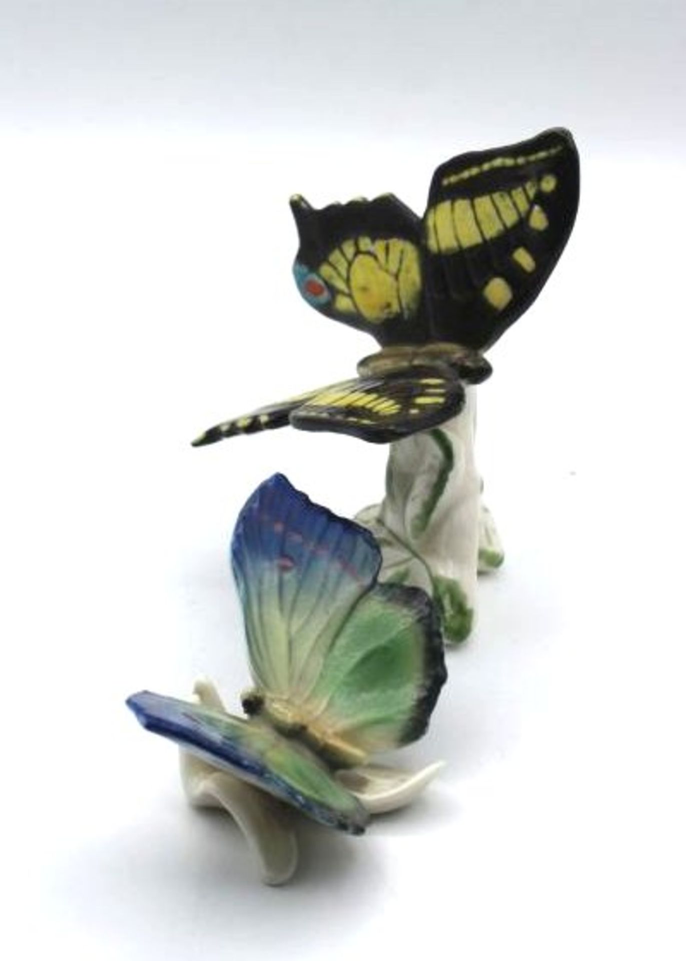 2x Schmetterlinge, ENS, Mühlenmarke,polychr. Bemalung in Unterglasurfarben, H-9cm und H-4cm. - Bild 2 aus 3